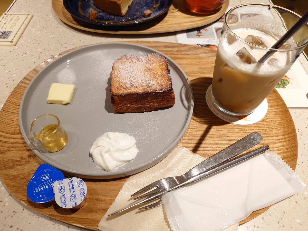 hane8686's tweet photo. デニッシュのフレンチトースト🍞
バターにハチミツにクリームを添えて……カロリーってなんでこんなに美味しいんや😌 https://t.co/CG3kmCI4CT