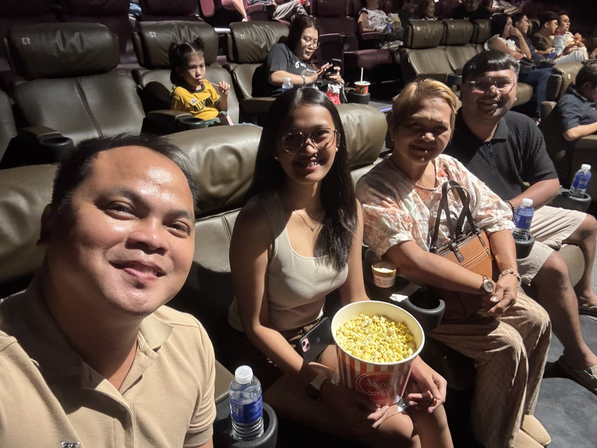 fran121584's tweet photo. Happy ako kapag puno ang sinehan para sa pelikulang Pinoy. Home Along Da Riles brought back the warmth of the ’90s at ang alaala ni Tatay Kevin (Dolphy). Mas happy pa pag may oras na mapuntahan ko ang anak ko sa school nya. Simple joys, but a truly meaningful Father’s Day. https://t.co/r90AVJrrs4