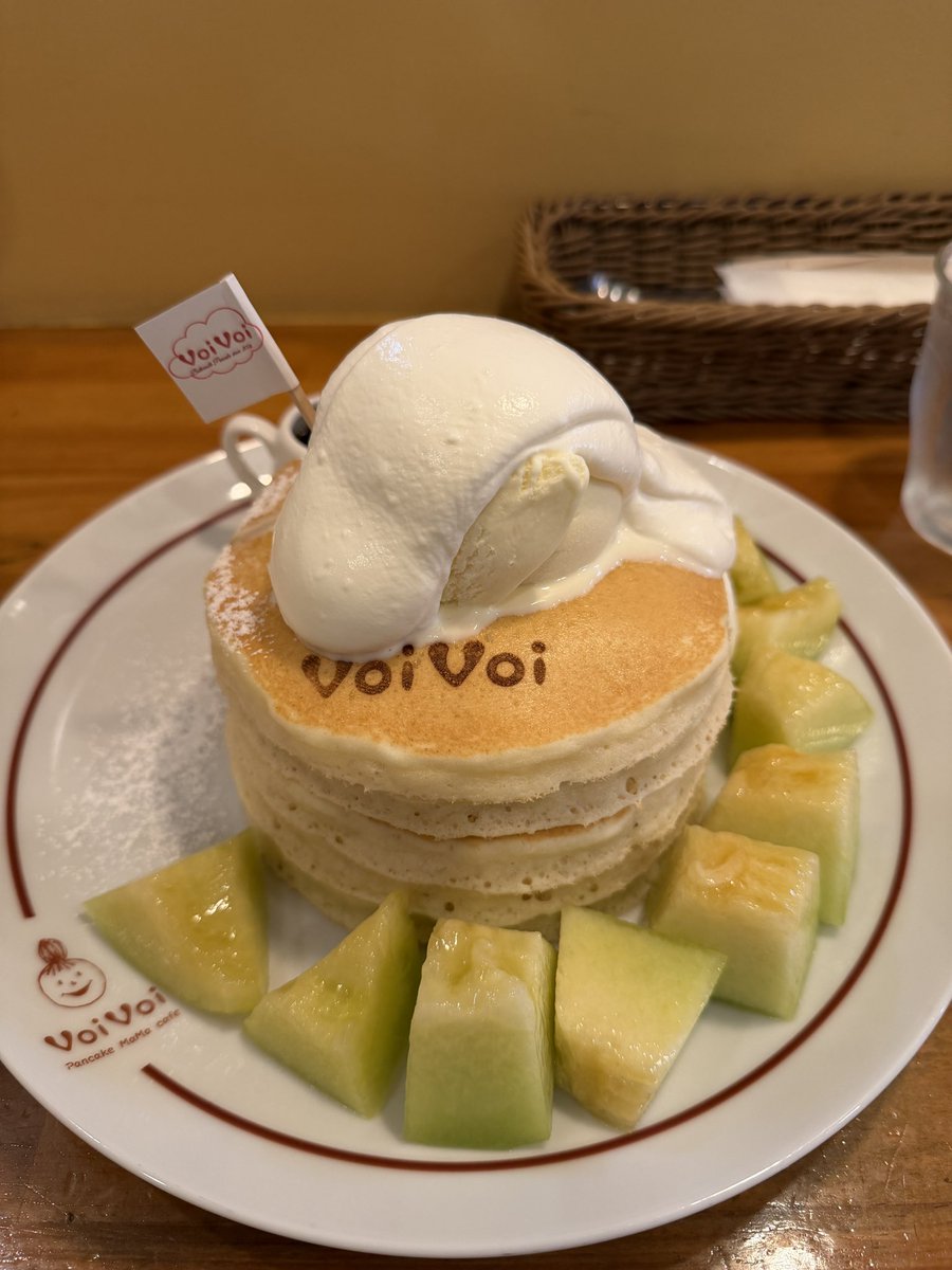 PancakesToshi's tweet photo. 三軒茶屋『VoiVoi』さん

本日6/19〜
期間限定パンケーキ
「メロンスペシャル」
※パンケーキ5枚

バニラアイスにゆるめの生クリームを乗せ、肉厚でジューシーなエルソルメロンをふんだんにトッピング🍈メロンの香り甘味が最高で、スーパー美味しかったです☺️

生地が美味しいと何枚でもイケる😋 https://t.co/VqdFLu5RkL