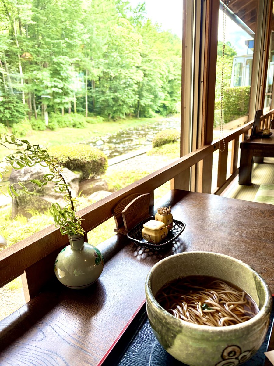 CS60colocolo's tweet photo. 出張サロンのお昼に近くの
老舗お蕎麦『蓼科庵』さんへ
中に入るとお城🏯のような高欄の席があり、川の見える落ち着く席でまったり✨心地よい　
なんと❣️サロンのチラシを置いてくださるとのことで嬉しい😊🤝　#茅野市 #cs60
#DENBA 次は馬刺しも食べたいな https://t.co/hsN5Z8mSZN