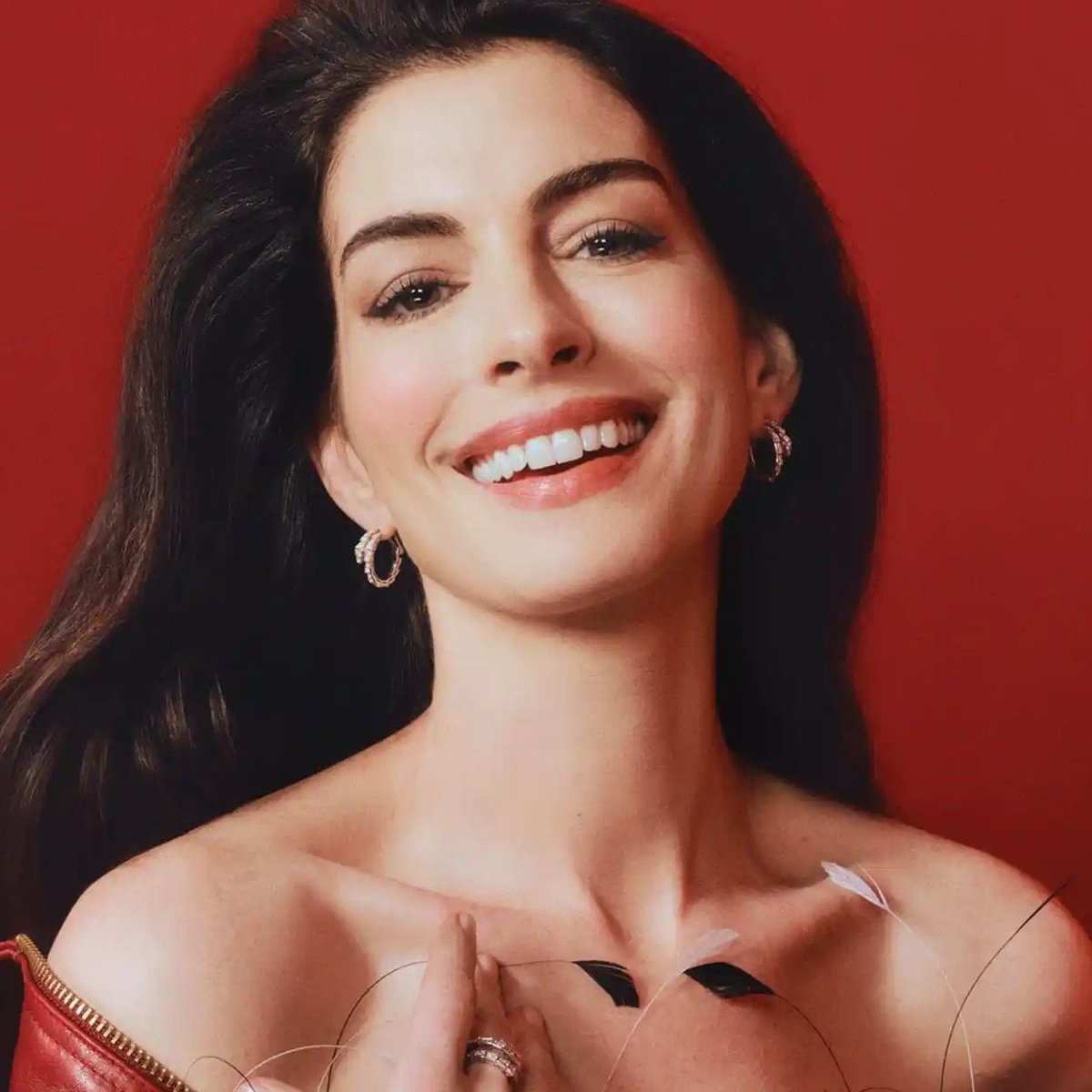 tracklist's tweet photo. 🚨 Anne Hathaway está grávida de seu terceiro filho, segundo o TMZ. https://t.co/w8PnRvxP89