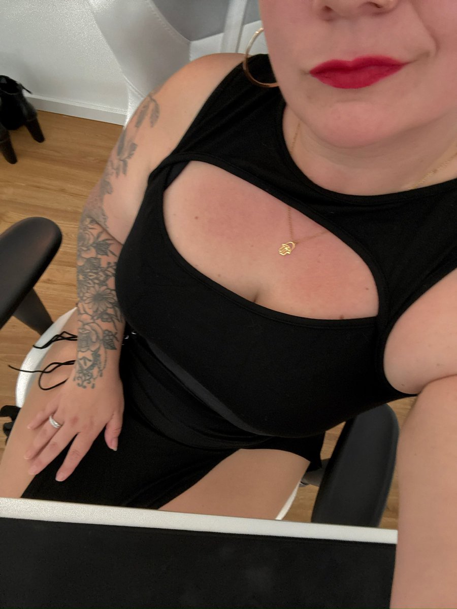 MissRumiBizarre's tweet photo. Für Leder ist es heute einfach viel zu warm. Heute trage ich mal etwas Leichtes, denn schließlich muss sich die Herrin wohlfühlen, oder nicht, Sklave?

Was sagt ihr zu meinem Sommeroutfit? Kriecht in die Kommentare und lasst mich wissen, ob euch bei diesem Anblick gleich noch heißer wird. Das beste Feedback wird vielleicht belohnt.