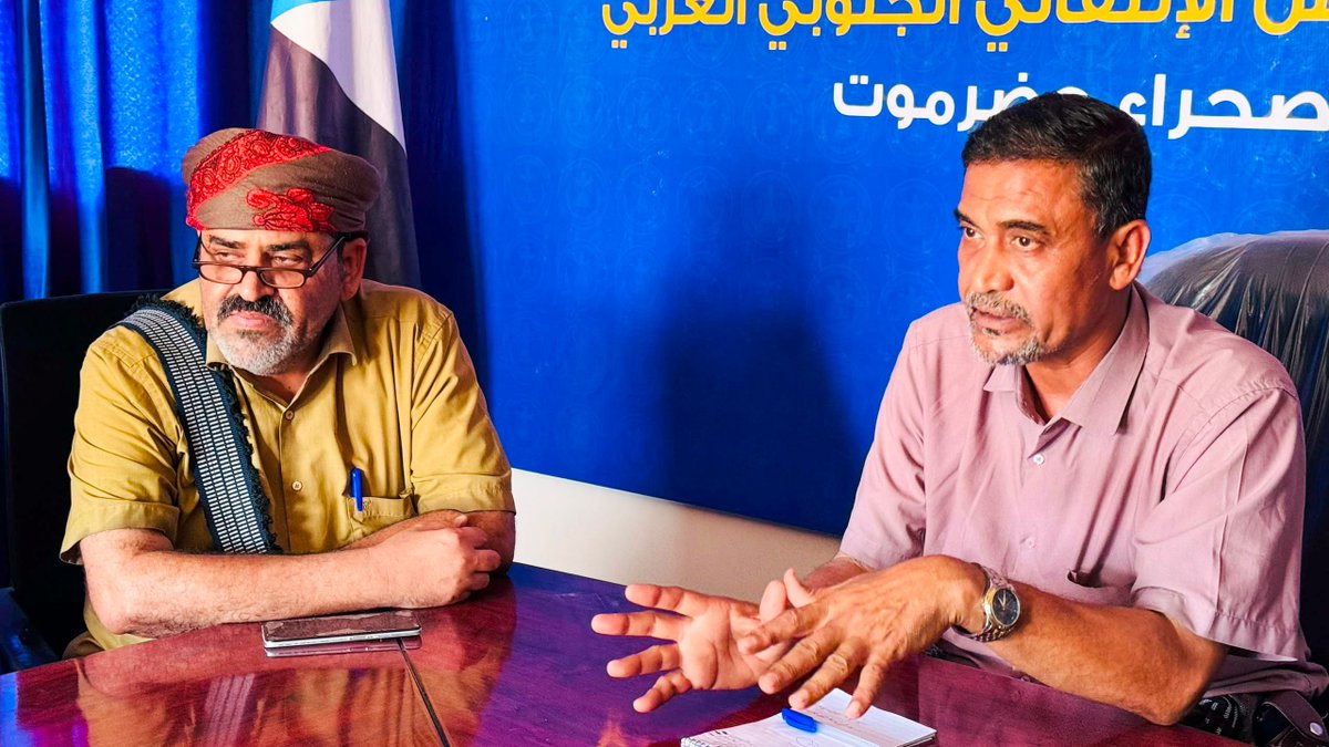 stcwHadramout's tweet photo. تنفيذية انتقالي وادي وصحراء حضرموت تعقد اجتماعاً استثنائياً وتقر إقامة فعالية "رفض الوصاية ومناهضة الاحتلال" بسيئون

سيئون – إدارة الإعلام والثقافة بالهيئة التنفيذية المساعدة للمجلس الانتقالي الجنوبي العربي لشؤون مديريات وادي وصحراء حضرموت

عقدت الهيئة التنفيذية المساعدة للمجلس الانتقالي الجنوبي العربي لشؤون مديريات وادي وصحراء حضرموت، عصر اليوم الجمعة، اجتماعاً استثنائياً برئاسة الأستاذ عبدالملك محسن التميمي، القائم بأعمال رئيس الهيئة التنفيذية المساعدة، وبحضور الشيخ صالح محسن علي اليزيدي ممثلاً عن مجلس المستشارين بالمجلس الانتقالي الجنوبي العربي، والأستاذ سعد عاشور محروس ممثلاً عن كتلة الجمعية الوطنية للمجلس الانتقالي الجنوبي العربي بوادي وصحراء حضرموت.

وناقش الاجتماع مستجدات الأوضاع السياسية والتنظيمية والجماهيرية على مستوى وادي وصحراء حضرموت، والمهام المرتبطة بالمرحلة الراهنة، والوقوف أمام التحضيرات الجارية للفعاليات الجماهيرية المزمع إقامتها تزامناً مع الدعوات الوطنية الصادرة عن المجلس الانتقالي الجنوبي العربي.

وأكد الاجتماع أن موقف الهيئة التنفيذية المساعدة يأتي انطلاقاً من المسؤولية الوطنية وتجسيداً لإرادة شعب الجنوب وتطلعاته المشروعة في الحرية والكرامة واستعادة حقوقه، مجدداً تأييده الكامل ووقوفه إلى جانب المواقف الوطنية الواردة في بيان المجلس الانتقالي الجنوبي العربي الصادر عن المتحدث الرسمي للمجلس، باعتبارها معبرة عن تطلعات أبناء الجنوب وإرادتهم الحرة وتمسكهم بحقوقهم الوطنية المشروعة.

وأقرت الهيئة التنفيذية المساعدة خلال الاجتماع إقامة فعالية جماهيرية سلمية عصر يوم غد السبت الموافق 20 يونيو 2026م بساحة قصر سيؤن بمدينة سيئون، الساعة الرابعة عصراً، تحت شعار "مليونية رفض الوصاية ومناهضة الاحتلال"، تأكيداً على الموقف الشعبي الرافض لأي أشكال الوصاية أو الهيمنة، وتجسيداً للإرادة الجنوبية الحرة وتمسك أبناء الجنوب بحقوقهم الوطنية المشروعة.

ودعت الهيئة التنفيذية المساعدة كافة أبناء مديريات وادي وصحراء حضرموت إلى المشاركة الفاعلة والاحتشاد الجماهيري الكبير في فعالية سيئون، كما دعت أبناء الجنوب في العاصمة عدن ومحافظة حضرموت وسائر المحافظات الجنوبية إلى الحضور والمشاركة الواسعة في الفعاليتين المليونيتين المقرر إقامتهما يوم السبت الموافق 20 يونيو 2026م الساعة الرابعة عصراً تحت شعار "مليونية رفض الوصاية ومناهضة الاحتلال"، بما يعكس الإرادة الشعبية الحرة ويجسد وحدة الصف الجنوبي وتمسك أبناء الجنوب بحقوقهم المشروعة وإرادتهم الحرة.

وأشار الاجتماع إلى أن هذه المشاركة الجماهيرية تمثل رسالة سياسية ووطنية واضحة تؤكد تمسك شعب الجنوب بحقوقه المشروعة ورفضه لأي أشكال الوصاية أو الهيمنة، وتجسد وحدة الصف الجنوبي وإرادته الصلبة في الدفاع عن قضيته الوطنية، كما تعزز من حضور القضية الجنوبية وإيصال صوت أبناء الجنوب وتطلعاتهم إلى مختلف المستويات.

كما دعت الهيئة مختلف القوى الوطنية والمكونات المجتمعية والشخصيات الاجتماعية والقبلية ومنظمات المجتمع المدني وقطاعي الشباب والمرأة إلى التفاعل الإيجابي والمشاركة الواسعة لإنجاح هذه الفعالية الوطنية الكبرى، بما يعكس الإرادة الشعبية الحرة ويعزز من حضور القضية الجنوبية على مختلف المستويات.

وأكد الاجتماع أن هذه الفعالية تأتي في ظل ما يعيشه شعب الجنوب من أوضاع معيشية وخدمية بالغة الصعوبة نتيجة الحرب الممنهجة التي تستهدف إرادته وحقوقه، وما رافقها من انهيار شبه كامل في الخدمات الأساسية، وفي مقدمتها الكهرباء والمياه والصحة والتعليم، إلى جانب التدهور الاقتصادي المتسارع وانهيار العملة وارتفاع أسعار السلع الأساسية وتفاقم معاناة المواطنين. وأشار الاجتماع إلى أن هذه الأزمات المتراكمة لم تعد مجرد إخفاقات عابرة، بل تحولت إلى واقع يثقل كاهل المواطن الجنوبي ويستدعي موقفاً شعبياً موحداً للتعبير عن الرفض والمطالبة بالمعالجات الجذرية، مؤكداً أن المشاركة الجماهيرية الواسعة تمثل رسالة واضحة بأن شعب الجنوب لن يقبل باستمرار معاناته أو فرض أي وصاية على إرادته الوطنية وحقوقه المشروعة.

وشدد الاجتماع على أهمية مواصلة النضال السلمي والتمسك بالثوابت الوطنية الجنوبية وتعزيز وحدة الصف والعمل المشترك لمواجهة مختلف التحديات، بما يخدم تطلعات أبناء الجنوب وقضيتهم الوطنية العادلة.

#مليونيه_رفض_الوصايه_ومناهضه_الاحتلال