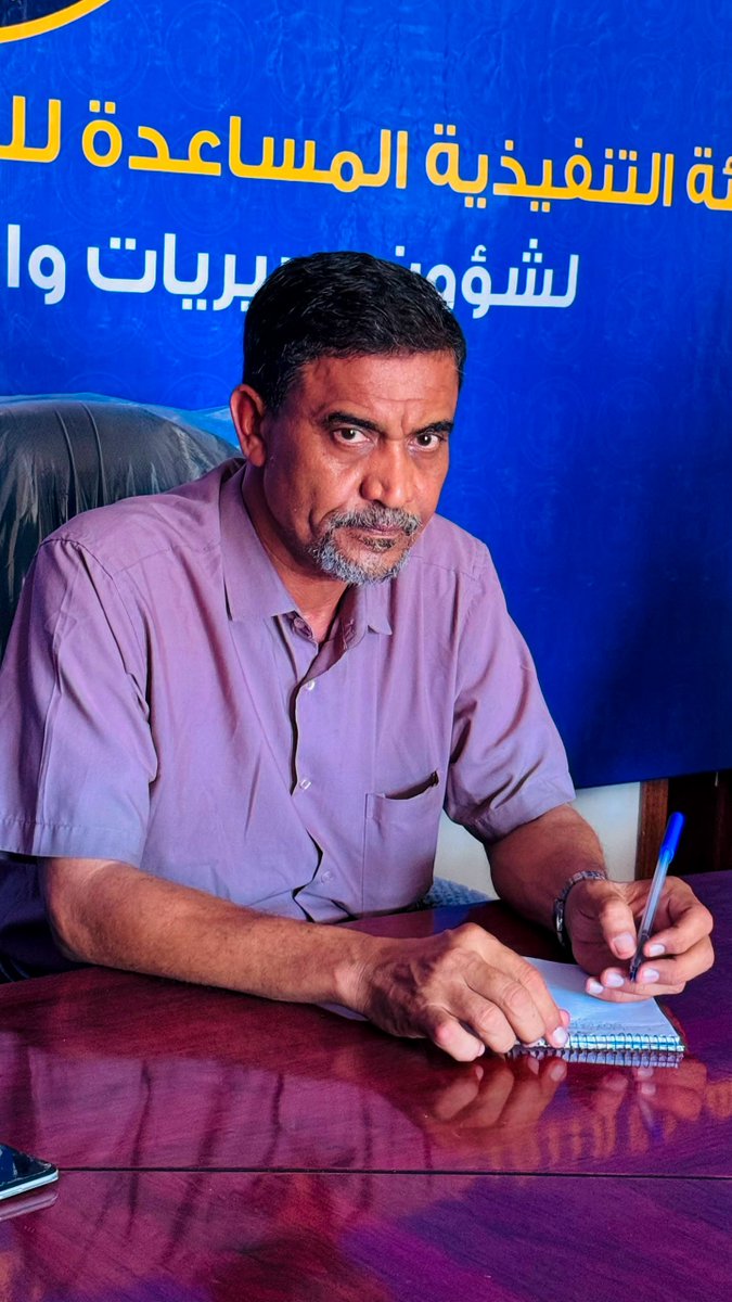 stcwHadramout's tweet photo. تنفيذية انتقالي وادي وصحراء حضرموت تعقد اجتماعاً استثنائياً وتقر إقامة فعالية "رفض الوصاية ومناهضة الاحتلال" بسيئون

سيئون – إدارة الإعلام والثقافة بالهيئة التنفيذية المساعدة للمجلس الانتقالي الجنوبي العربي لشؤون مديريات وادي وصحراء حضرموت

عقدت الهيئة التنفيذية المساعدة للمجلس الانتقالي الجنوبي العربي لشؤون مديريات وادي وصحراء حضرموت، عصر اليوم الجمعة، اجتماعاً استثنائياً برئاسة الأستاذ عبدالملك محسن التميمي، القائم بأعمال رئيس الهيئة التنفيذية المساعدة، وبحضور الشيخ صالح محسن علي اليزيدي ممثلاً عن مجلس المستشارين بالمجلس الانتقالي الجنوبي العربي، والأستاذ سعد عاشور محروس ممثلاً عن كتلة الجمعية الوطنية للمجلس الانتقالي الجنوبي العربي بوادي وصحراء حضرموت.

وناقش الاجتماع مستجدات الأوضاع السياسية والتنظيمية والجماهيرية على مستوى وادي وصحراء حضرموت، والمهام المرتبطة بالمرحلة الراهنة، والوقوف أمام التحضيرات الجارية للفعاليات الجماهيرية المزمع إقامتها تزامناً مع الدعوات الوطنية الصادرة عن المجلس الانتقالي الجنوبي العربي.

وأكد الاجتماع أن موقف الهيئة التنفيذية المساعدة يأتي انطلاقاً من المسؤولية الوطنية وتجسيداً لإرادة شعب الجنوب وتطلعاته المشروعة في الحرية والكرامة واستعادة حقوقه، مجدداً تأييده الكامل ووقوفه إلى جانب المواقف الوطنية الواردة في بيان المجلس الانتقالي الجنوبي العربي الصادر عن المتحدث الرسمي للمجلس، باعتبارها معبرة عن تطلعات أبناء الجنوب وإرادتهم الحرة وتمسكهم بحقوقهم الوطنية المشروعة.

وأقرت الهيئة التنفيذية المساعدة خلال الاجتماع إقامة فعالية جماهيرية سلمية عصر يوم غد السبت الموافق 20 يونيو 2026م بساحة قصر سيؤن بمدينة سيئون، الساعة الرابعة عصراً، تحت شعار "مليونية رفض الوصاية ومناهضة الاحتلال"، تأكيداً على الموقف الشعبي الرافض لأي أشكال الوصاية أو الهيمنة، وتجسيداً للإرادة الجنوبية الحرة وتمسك أبناء الجنوب بحقوقهم الوطنية المشروعة.

ودعت الهيئة التنفيذية المساعدة كافة أبناء مديريات وادي وصحراء حضرموت إلى المشاركة الفاعلة والاحتشاد الجماهيري الكبير في فعالية سيئون، كما دعت أبناء الجنوب في العاصمة عدن ومحافظة حضرموت وسائر المحافظات الجنوبية إلى الحضور والمشاركة الواسعة في الفعاليتين المليونيتين المقرر إقامتهما يوم السبت الموافق 20 يونيو 2026م الساعة الرابعة عصراً تحت شعار "مليونية رفض الوصاية ومناهضة الاحتلال"، بما يعكس الإرادة الشعبية الحرة ويجسد وحدة الصف الجنوبي وتمسك أبناء الجنوب بحقوقهم المشروعة وإرادتهم الحرة.

وأشار الاجتماع إلى أن هذه المشاركة الجماهيرية تمثل رسالة سياسية ووطنية واضحة تؤكد تمسك شعب الجنوب بحقوقه المشروعة ورفضه لأي أشكال الوصاية أو الهيمنة، وتجسد وحدة الصف الجنوبي وإرادته الصلبة في الدفاع عن قضيته الوطنية، كما تعزز من حضور القضية الجنوبية وإيصال صوت أبناء الجنوب وتطلعاتهم إلى مختلف المستويات.

كما دعت الهيئة مختلف القوى الوطنية والمكونات المجتمعية والشخصيات الاجتماعية والقبلية ومنظمات المجتمع المدني وقطاعي الشباب والمرأة إلى التفاعل الإيجابي والمشاركة الواسعة لإنجاح هذه الفعالية الوطنية الكبرى، بما يعكس الإرادة الشعبية الحرة ويعزز من حضور القضية الجنوبية على مختلف المستويات.

وأكد الاجتماع أن هذه الفعالية تأتي في ظل ما يعيشه شعب الجنوب من أوضاع معيشية وخدمية بالغة الصعوبة نتيجة الحرب الممنهجة التي تستهدف إرادته وحقوقه، وما رافقها من انهيار شبه كامل في الخدمات الأساسية، وفي مقدمتها الكهرباء والمياه والصحة والتعليم، إلى جانب التدهور الاقتصادي المتسارع وانهيار العملة وارتفاع أسعار السلع الأساسية وتفاقم معاناة المواطنين. وأشار الاجتماع إلى أن هذه الأزمات المتراكمة لم تعد مجرد إخفاقات عابرة، بل تحولت إلى واقع يثقل كاهل المواطن الجنوبي ويستدعي موقفاً شعبياً موحداً للتعبير عن الرفض والمطالبة بالمعالجات الجذرية، مؤكداً أن المشاركة الجماهيرية الواسعة تمثل رسالة واضحة بأن شعب الجنوب لن يقبل باستمرار معاناته أو فرض أي وصاية على إرادته الوطنية وحقوقه المشروعة.

وشدد الاجتماع على أهمية مواصلة النضال السلمي والتمسك بالثوابت الوطنية الجنوبية وتعزيز وحدة الصف والعمل المشترك لمواجهة مختلف التحديات، بما يخدم تطلعات أبناء الجنوب وقضيتهم الوطنية العادلة.

#مليونيه_رفض_الوصايه_ومناهضه_الاحتلال
