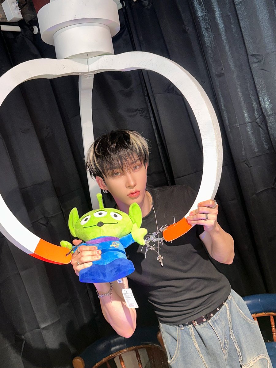 XODIAC_MEMBERS's tweet photo. [#웨인] 

토이스토리5 보러 갈 쏘블리!!
🐺🩶

#XODIAC #소디엑 #WAIN #웨인 https://t.co/4tfqjInroU