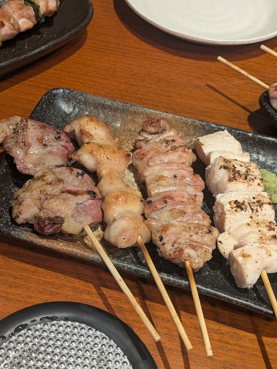 emy_emy_on's tweet photo. 深夜の焼き鳥とは罪深い…

目の前の酔っ払いのクソデカボイスで語る人生論が面白い（聞いてない） https://t.co/FjmBqoAmmL