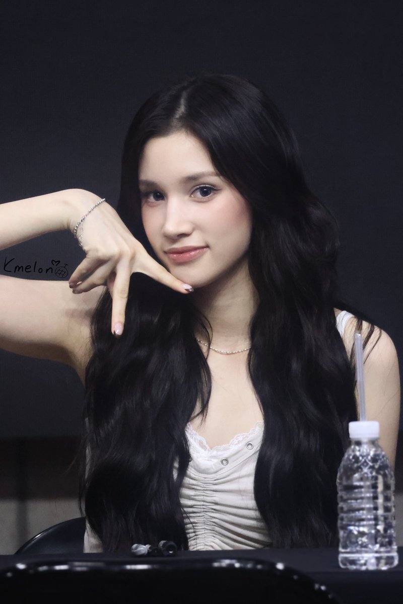 HiyyihMelody's tweet photo. A whole goddess doing aegyo https://t.co/tOFd1fTXGX
