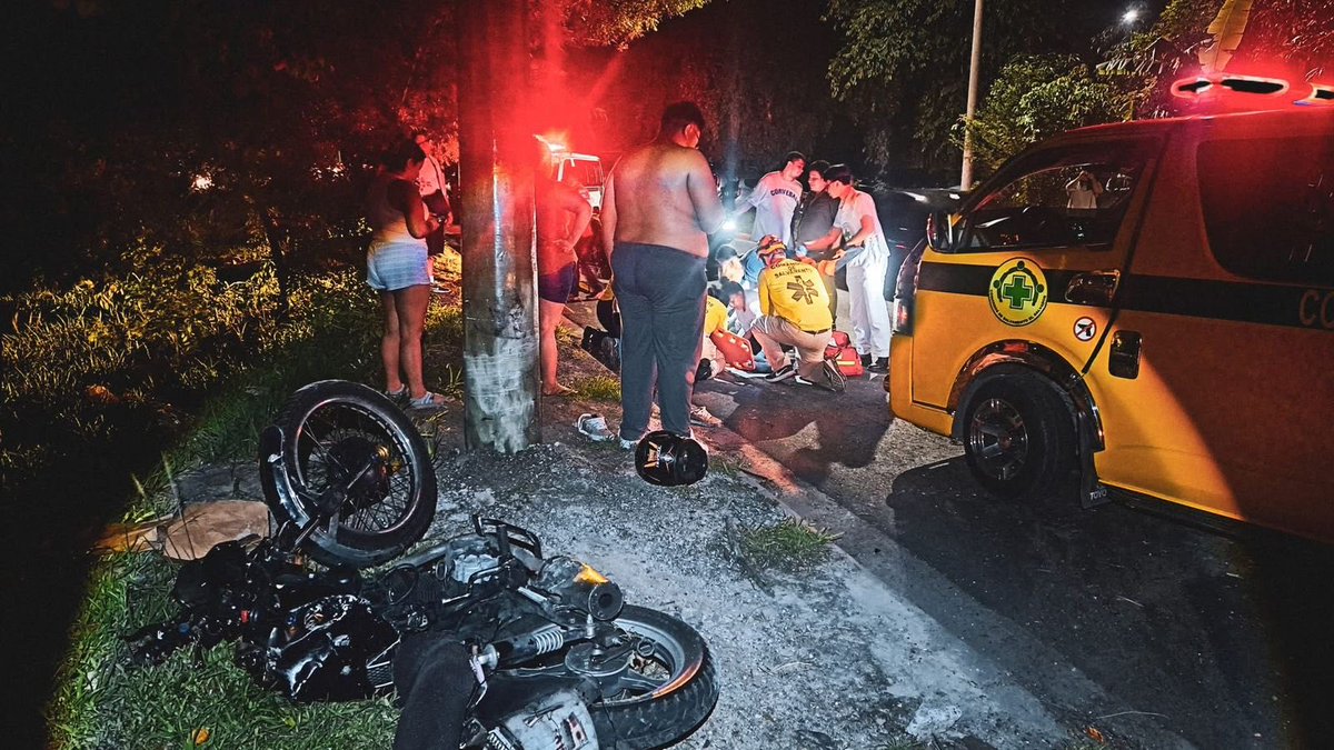 NotiInfoMundo's tweet photo. Noticias || Un motociclista resultó lesionado tras perder el control de su vehículo y chocar contra un poste del tendido eléctrico sobre la carretera de Oro, entre las colonias Montes 3 y Montes 4, en el distrito de Soyapango.

Elementos de Comandos de Salvamento y Cruz Verde atendieron la emergencia, estabilizaron al conductor en el lugar y posteriormente lo trasladaron a un centro hospitalario debido a las lesiones sufridas.