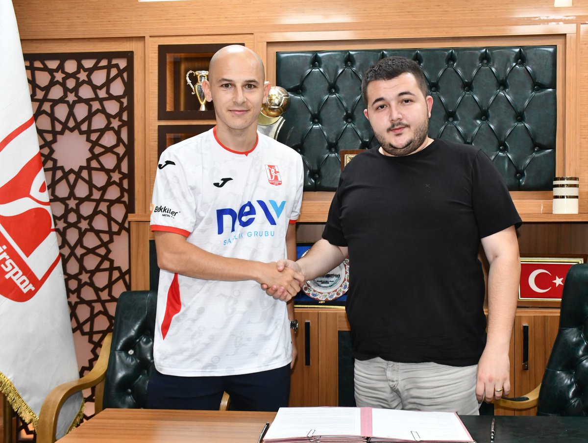 baIikesirspor's tweet photo. Kariyerinin son 3 sezonunda şampiyonluk yaşayan 30 yaşındaki tecrübeli orta saha oyuncusu Mumammed Raşit Şahingöz ile 1 yıllık sözleşme imzaladık. 👇
https://t.co/sAwESRwPSl https://t.co/eJJAzxFo2r