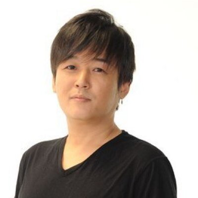 Chronos_LS's tweet photo. "KINGDOM HEARTS est devenu l'œuvre de ma vie" ❤️ 

À l'occasion de son 40e anniversaire, le magazine japonais Famitsu a interviewé plus de 40 créateurs de jeux, dont Tetsuya Nomura. 
Voici une traduction française par mes soins.

Q1 : Quel est, pour vous, l'événement le plus marquant de ces 40 dernières années (de 1986 à aujourd'hui) ?

NOMURA : Je dirais le moment où Final Fantasy VII Remake (sorti en 2020) a été dévoilé au public, le 15 juin 2015, en voyant la réaction de toute la salle. Je pense que ce genre d'émotion et d'effervescence n'arrive qu'une fois dans une vie. Mon corps ne cessait de trembler face à l'ampleur de cette réaction. C'était la première fois que je ressentais cela.
À l'époque, j'avais dit à Takahiro Sakurai, la voix de Cloud, que ce serait probablement un long voyage de plus de 10 ans. Ce voyage touche bientôt à sa fin, ce qui me remplit d'émotion.

Q2 : Parmi les jeux dans lesquels vous avez été impliqués, lequel vous a le plus marqué ?

NOMURA : Il me serait difficile de ne pas citer KINGDOM HEARTS, qui est devenu l'oeuvre de ma vie. Je n'aurais jamais pensé que le voyage serait aussi long.
Au début du projet, je me suis rendu de nombreuses fois au siège de Disney, et beaucoup de nos discussions se sont concrétisées au fil du temps.
On a vraiment réussi à donner naissance à un monde de rêve et de magie. 
Il me reste encore des choses à accomplir, et nous tentons même de nouvelles expériences sur le quatrième opus, alors restez à l'écoute !

Q3 : Et parmi les jeux auxquels vous n'avez pas participé, y en a t-il un en particulier qui vous a marqué ?

NOMURA : Bien que cela varie selon les époques, le jeu qui a été ma principale source d'inspiration est sans conteste Super Mario 64 (sorti en 1996) sur Nintendo 64, avec sa liberté de mouvement totale en 3D.
À cette époque, le Final Fantasy sur lequel je travaillais était lui aussi passé à la 3D, mais seuls les personnages étaient modélisés en 3D. Les décors, bien que conçus en 3D, étaient affichés comme de simples images fixes. On ne pouvait pas encore se déplacer librement dans un espace en trois dimensions.
Or, c'est précisément cette sensation de courir partout en toute liberté, comme dans Mario, que je voulais recréer.

Q4 : Quels sont vos souvenirs liés au Famitsu, et qu'attendez-vous du magazine à l'avenir ?

NOMURA : Pour certaines raisons, il y a eu une période où j'avais pris personnellement mes distances. 
À cette époque, un rédacteur venait régulièrement me rendre visite, avec une telle assiduité qu'il a réussi à briser la glace et à apaiser les tensions entre nous. 
Le temps a passé, et aujourd'hui, cette personne travaille à mes côtés au sein de l'équipe KINGDOM HEARTS.

Q5 : Quels défis aimeriez-vous relever à l'avenir, et avez-vous un message pour les créateurs de jeux ?

NOMURA : Ce que je voudrais faire et ce que l'on attend de moi sont deux choses différentes.
Mais pour l'instant je veux accomplir ce que l'on attend de moi.
Le jour, quand le moment sera venu de déposer tout ce fardeau, je rêve de pouvoir relever de nouveaux défis avec mes camarades qui sont partis. Ce serait amusant.
Et à celles et ceux qui se destinent au développement : entourez-vous de camarades qui partagent votre vision et ont les mêmes idées. Car l'union apporte une force qu'on ne peut atteindre en restant seul.

Fin de l'interview.
Désolé pour les fautes et mauvaises formulations s'il y en a (j'ai fais ça à la va-vite depuis mon smartphone).
N'hésitez pas à partager.