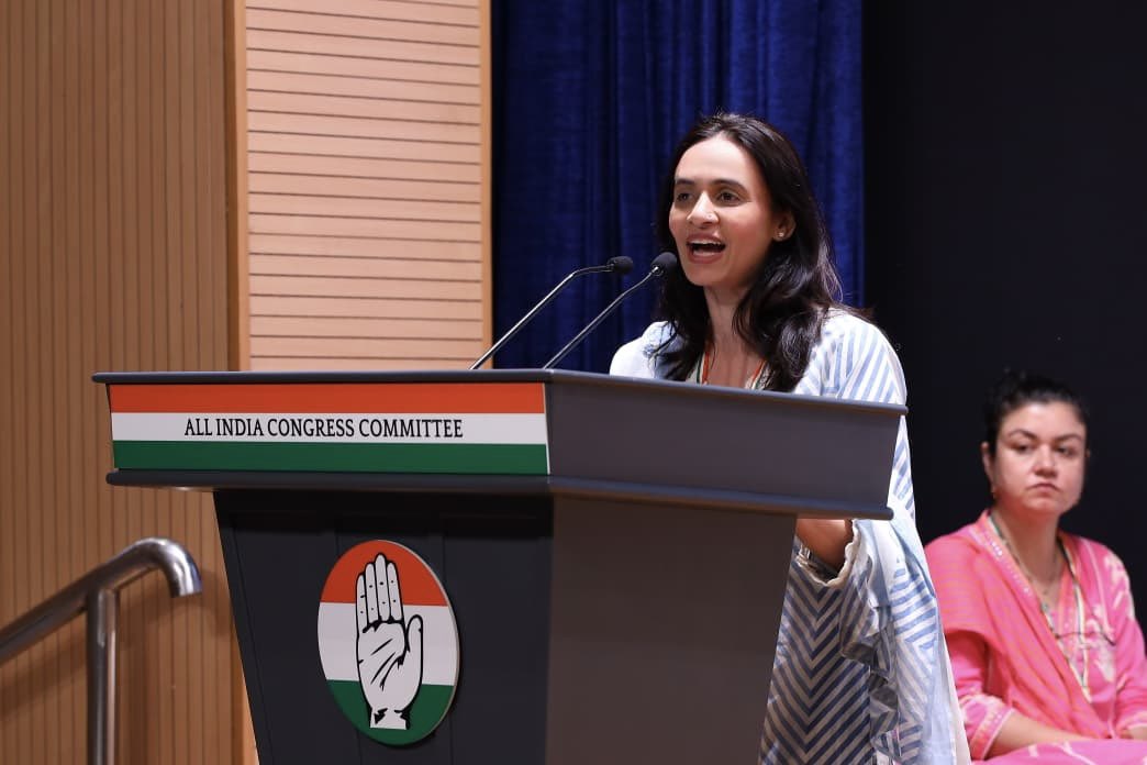 JeenalNGala's tweet photo. Thank you @ShayarImran ji for facilitating this interaction with @RahulGandhi ji. His message on defending the Constitution, protecting democracy, and standing against injustice was deeply inspiring. Grateful for the opportunity and motivated to work with greater commitment. https://t.co/rRpsidMv2j