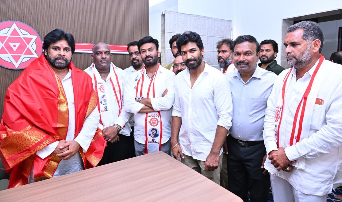 venupro's tweet photo. *జనసేన… ప్రజల పార్టీ* 

* ప్రజల సమస్యలే మన అజెండా కావాలి
* తెలంగాణ ఆకాంక్షలు, ఆశలు తీరేలా పని చేద్దాం 
* దేశ సమగ్రత, సమైక్యతకే మొదటి ప్రాధాన్యం
* తెలంగాణ స్ఫూర్తిని పూర్తిగా అర్ధం చేసుకున్నవాడిని 
* కేరళం, తమిళనాడు, కర్ణాటకలోనూ ఇప్పుడు జనసేన ప్రస్థానం మొదలైంది
* తెలంగాణలో ప్రజల సమస్యలు వినేలా జనవాణి నిర్వహణ 
* తెలంగాణ నుంచి పలువురు పార్టీలో చేరిక 
** తెలంగాణ రాష్ట్ర పార్టీ కార్యాలయాన్ని ప్రారంభించిన అనంతరం నాయకులతో ప్రత్యేకంగా మాట్లాడిన శ్రీ పవన్ కళ్యాణ్ గారు 

‘నేను తెలంగాణ ఆత్మను అర్ధం చేసుకున్నవాడిని. ఇక్కడి నేల, పోరాటం, త్యాగాలు అన్ని నాకు స్ఫూర్తినిచ్చాయి. తెలంగాణలో కులరహితంగా యువత సాగించే హక్కుల పోరాటాలు ఎంతో విలువైనవి. ఇది పోరాటాల నేల.. ధన్యభూమి. తెలంగాణ గడ్డ నుంచే జనసేన ప్రస్థానం మొదలైంది. దేశ సమగ్రతను కాపాడుతూ, తెలంగాణ ఆకాంక్షలు, ఆశలు ప్రతిఫలించేలా, ప్రతిబింబించేలా సిద్ధాంతపరమైన భావజాలంతో తెలంగాణలో జనసేన పార్టీ తన రాజకీయ ప్రయాణాన్ని వేగవంతం చేస్తుంద’ని ఆంధ్రప్రదేశ్ ఉప ముఖ్యమంత్రివర్యులు, జనసేన పార్టీ అధ్యక్షులు శ్రీ పవన్ కళ్యాణ్ గారు పేర్కొన్నారు. జనసేన పార్టీ తెలంగాణ రాష్ట్ర కార్యాలయాన్ని శుక్రవారం సాయంత్రం హైదరాబాద్ లోని మణికొండ ప్రాంతంలో శ్రీ పవన్ కళ్యాణ్ గారు ప్రారంభించారు. తెలంగాణ పార్టీ నాయకుల సమక్షంలో వేద పండితుల మంత్రోచ్ఛరణల మధ్య కొబ్బరికాయ కొట్టి కార్యాలయాన్ని ప్రారంభించారు. రిబ్బను కత్తిరించిన అనంతరం, ఈ సందర్భంగా పార్టీ కార్యాలయంలో పార్టీ నాయకులు, కొత్తగా పార్టీలో చేరిన వారి సమక్షంలో శ్రీ పవన్ కళ్యాణ్ గారు మాట్లాడారు. తెలంగాణలో పార్టీ ప్రయాణం ఎలా ముందుకు వెళ్లాలనే దానిపై దిశానిర్దేశం చేశారు. 
ఈ సందర్భంగా శ్రీ పవన్ కళ్యాణ్ గారు మాట్లాడుతూ ‘‘జనసేన పార్టీ సిద్దాంతాలు భావజాలాన్ని నమ్మి నాతో ఇంతకాలం ప్రయాణం చేసిన నాయకులు ఇక మీదట కీలక భూమిక పోషించాలి. కొత్తగా వచ్చిన వారికి పార్టీ భావజాలం అర్ధం అయ్యేలా దిశానిర్దేశం చేయాలి. పార్టీ కోసం నిబద్ధతతో నిలబడిన తెలంగాణ జనసైనికులు, వీర మహిళలు, నాయకులే నా గుండె చప్పుడు. సైద్ధాంతిక భావజాలంతో ఇంతకాలం మనం ముందుకు నడిచాం. ఇప్పుడు దీన్ని ప్రజల్లోకి తీసుకెళ్లాలి. జనసేన పార్టీ… పీపుల్స్ పార్టీ అనే విషయం చాటి చెప్పాలి. 
•జనవాణి నిర్వహిద్దాం
రాజకీయాల్లో ప్రజల సమస్యలు వినే ఓపిక అవసరం. ఓ వ్యక్తి తన సమస్యను చెప్పుకోవడానికి మన దగ్గరకు వస్తున్నారంటే వారిని మొదట గౌరవించాలి. వారి సమస్యను సావధానంగా వినాలి. పరిష్కారాన్ని కనుగొనాలి. తెలంగాణలోనూ జనవాణి కార్యక్రమాన్ని నిర్వహించేలా ప్రణాళిక సిద్ధం చేయండి. అన్ని ప్రాంతాల్లోని ప్రజల సమస్యలను వినండి. మన దగ్గరకు వచ్చే వారి సమస్యలను పరిష్కరించేలా అధికారులు, ప్రజాప్రతినిధుల దృష్టికి తీసుకెళ్లండి. అప్పటికీ పరిష్కారం కాకుంటే ప్రజా ఉద్యమాలను ఎలా చేయాలో ఆలోచిద్దాం. మొదట ప్రజల సమస్యలను పూర్తిగా వినేందుకు ఓ వేదికను సిద్ధం చేయండి. అన్ని ప్రాంతాల్లోనూ ఇది బలంగా పనిచేసేలా చూడండి. 
•పోరాటంతోపాటు ఐకమత్యమూ అవసరం
సమస్యలపై పోరాటం ఒక్కటే రాజకీయాల్లో పనికిరాదు. మనల్ని నమ్మి వచ్చిన ప్రతి ఒక్కరినీ పట్టించుకోవాలి. కమ్యూనికేషన్ అనేది చాలా ముఖ్యం. ఎవరు ఎక్కువ, తక్కువ అనే బేధం లేకుండా ఐకమత్యంగా ముందుకు వెళ్లడం పార్టీకి చాలా అవసరం. పార్టీ సిద్ధాంతాలను నమ్మి పార్టీలోకి వచ్చే యువతరాన్ని ఎట్టి పరిస్థితుల్లో నిర్లక్ష్యం చేయవద్దు. వారికి సముచిత స్థానం కల్పించాల్సిన అవసరం ఉంది. తెలంగాణ ప్రజా పోరాటాల్లో బలమైన ముద్రను వేయాల్సిన అవసరం ఉంది. తెలంగాణ ప్రాంతం భారతదేశానికే గుండెకాయలాంటిది. ఉక్కు మనిషి సర్దార్ వల్లభాయ్ పటేల్ గారి ఆలోచనలతో హైదరాబాద్ లో అయిదు రోజులపాటు పోలీస్ యాక్షన్ జరిగింది.. ఈనాడు ఇంత సుందరమైన ప్రాంతం భారతావని సిగలో కలికితురాయిగా మెరుస్తోంది. ఇలాంటి ప్రాంతం గురించి, ఇక్కడి ప్రజల గురించి పార్టీ నాయకులు ప్రాణం పెట్టి పోరాడాల్సిన అవసరం ఉంది. తెలంగాణ పోరాట స్ఫూర్తి దేశానికే ఆదర్శం కావాలి.  (1/2)