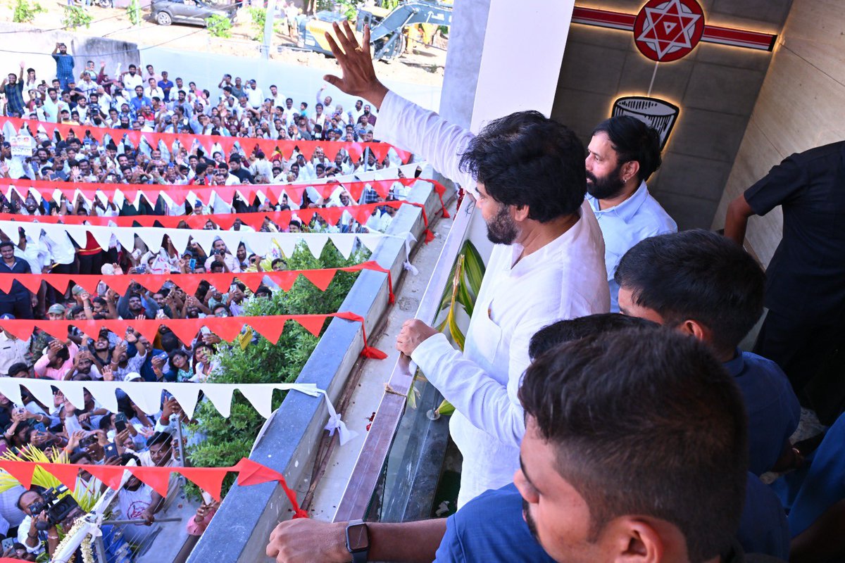 venupro's tweet photo. *జనసేన… ప్రజల పార్టీ* 

* ప్రజల సమస్యలే మన అజెండా కావాలి
* తెలంగాణ ఆకాంక్షలు, ఆశలు తీరేలా పని చేద్దాం 
* దేశ సమగ్రత, సమైక్యతకే మొదటి ప్రాధాన్యం
* తెలంగాణ స్ఫూర్తిని పూర్తిగా అర్ధం చేసుకున్నవాడిని 
* కేరళం, తమిళనాడు, కర్ణాటకలోనూ ఇప్పుడు జనసేన ప్రస్థానం మొదలైంది
* తెలంగాణలో ప్రజల సమస్యలు వినేలా జనవాణి నిర్వహణ 
* తెలంగాణ నుంచి పలువురు పార్టీలో చేరిక 
** తెలంగాణ రాష్ట్ర పార్టీ కార్యాలయాన్ని ప్రారంభించిన అనంతరం నాయకులతో ప్రత్యేకంగా మాట్లాడిన శ్రీ పవన్ కళ్యాణ్ గారు 

‘నేను తెలంగాణ ఆత్మను అర్ధం చేసుకున్నవాడిని. ఇక్కడి నేల, పోరాటం, త్యాగాలు అన్ని నాకు స్ఫూర్తినిచ్చాయి. తెలంగాణలో కులరహితంగా యువత సాగించే హక్కుల పోరాటాలు ఎంతో విలువైనవి. ఇది పోరాటాల నేల.. ధన్యభూమి. తెలంగాణ గడ్డ నుంచే జనసేన ప్రస్థానం మొదలైంది. దేశ సమగ్రతను కాపాడుతూ, తెలంగాణ ఆకాంక్షలు, ఆశలు ప్రతిఫలించేలా, ప్రతిబింబించేలా సిద్ధాంతపరమైన భావజాలంతో తెలంగాణలో జనసేన పార్టీ తన రాజకీయ ప్రయాణాన్ని వేగవంతం చేస్తుంద’ని ఆంధ్రప్రదేశ్ ఉప ముఖ్యమంత్రివర్యులు, జనసేన పార్టీ అధ్యక్షులు శ్రీ పవన్ కళ్యాణ్ గారు పేర్కొన్నారు. జనసేన పార్టీ తెలంగాణ రాష్ట్ర కార్యాలయాన్ని శుక్రవారం సాయంత్రం హైదరాబాద్ లోని మణికొండ ప్రాంతంలో శ్రీ పవన్ కళ్యాణ్ గారు ప్రారంభించారు. తెలంగాణ పార్టీ నాయకుల సమక్షంలో వేద పండితుల మంత్రోచ్ఛరణల మధ్య కొబ్బరికాయ కొట్టి కార్యాలయాన్ని ప్రారంభించారు. రిబ్బను కత్తిరించిన అనంతరం, ఈ సందర్భంగా పార్టీ కార్యాలయంలో పార్టీ నాయకులు, కొత్తగా పార్టీలో చేరిన వారి సమక్షంలో శ్రీ పవన్ కళ్యాణ్ గారు మాట్లాడారు. తెలంగాణలో పార్టీ ప్రయాణం ఎలా ముందుకు వెళ్లాలనే దానిపై దిశానిర్దేశం చేశారు. 
ఈ సందర్భంగా శ్రీ పవన్ కళ్యాణ్ గారు మాట్లాడుతూ ‘‘జనసేన పార్టీ సిద్దాంతాలు భావజాలాన్ని నమ్మి నాతో ఇంతకాలం ప్రయాణం చేసిన నాయకులు ఇక మీదట కీలక భూమిక పోషించాలి. కొత్తగా వచ్చిన వారికి పార్టీ భావజాలం అర్ధం అయ్యేలా దిశానిర్దేశం చేయాలి. పార్టీ కోసం నిబద్ధతతో నిలబడిన తెలంగాణ జనసైనికులు, వీర మహిళలు, నాయకులే నా గుండె చప్పుడు. సైద్ధాంతిక భావజాలంతో ఇంతకాలం మనం ముందుకు నడిచాం. ఇప్పుడు దీన్ని ప్రజల్లోకి తీసుకెళ్లాలి. జనసేన పార్టీ… పీపుల్స్ పార్టీ అనే విషయం చాటి చెప్పాలి. 
•జనవాణి నిర్వహిద్దాం
రాజకీయాల్లో ప్రజల సమస్యలు వినే ఓపిక అవసరం. ఓ వ్యక్తి తన సమస్యను చెప్పుకోవడానికి మన దగ్గరకు వస్తున్నారంటే వారిని మొదట గౌరవించాలి. వారి సమస్యను సావధానంగా వినాలి. పరిష్కారాన్ని కనుగొనాలి. తెలంగాణలోనూ జనవాణి కార్యక్రమాన్ని నిర్వహించేలా ప్రణాళిక సిద్ధం చేయండి. అన్ని ప్రాంతాల్లోని ప్రజల సమస్యలను వినండి. మన దగ్గరకు వచ్చే వారి సమస్యలను పరిష్కరించేలా అధికారులు, ప్రజాప్రతినిధుల దృష్టికి తీసుకెళ్లండి. అప్పటికీ పరిష్కారం కాకుంటే ప్రజా ఉద్యమాలను ఎలా చేయాలో ఆలోచిద్దాం. మొదట ప్రజల సమస్యలను పూర్తిగా వినేందుకు ఓ వేదికను సిద్ధం చేయండి. అన్ని ప్రాంతాల్లోనూ ఇది బలంగా పనిచేసేలా చూడండి. 
•పోరాటంతోపాటు ఐకమత్యమూ అవసరం
సమస్యలపై పోరాటం ఒక్కటే రాజకీయాల్లో పనికిరాదు. మనల్ని నమ్మి వచ్చిన ప్రతి ఒక్కరినీ పట్టించుకోవాలి. కమ్యూనికేషన్ అనేది చాలా ముఖ్యం. ఎవరు ఎక్కువ, తక్కువ అనే బేధం లేకుండా ఐకమత్యంగా ముందుకు వెళ్లడం పార్టీకి చాలా అవసరం. పార్టీ సిద్ధాంతాలను నమ్మి పార్టీలోకి వచ్చే యువతరాన్ని ఎట్టి పరిస్థితుల్లో నిర్లక్ష్యం చేయవద్దు. వారికి సముచిత స్థానం కల్పించాల్సిన అవసరం ఉంది. తెలంగాణ ప్రజా పోరాటాల్లో బలమైన ముద్రను వేయాల్సిన అవసరం ఉంది. తెలంగాణ ప్రాంతం భారతదేశానికే గుండెకాయలాంటిది. ఉక్కు మనిషి సర్దార్ వల్లభాయ్ పటేల్ గారి ఆలోచనలతో హైదరాబాద్ లో అయిదు రోజులపాటు పోలీస్ యాక్షన్ జరిగింది.. ఈనాడు ఇంత సుందరమైన ప్రాంతం భారతావని సిగలో కలికితురాయిగా మెరుస్తోంది. ఇలాంటి ప్రాంతం గురించి, ఇక్కడి ప్రజల గురించి పార్టీ నాయకులు ప్రాణం పెట్టి పోరాడాల్సిన అవసరం ఉంది. తెలంగాణ పోరాట స్ఫూర్తి దేశానికే ఆదర్శం కావాలి.  (1/2)