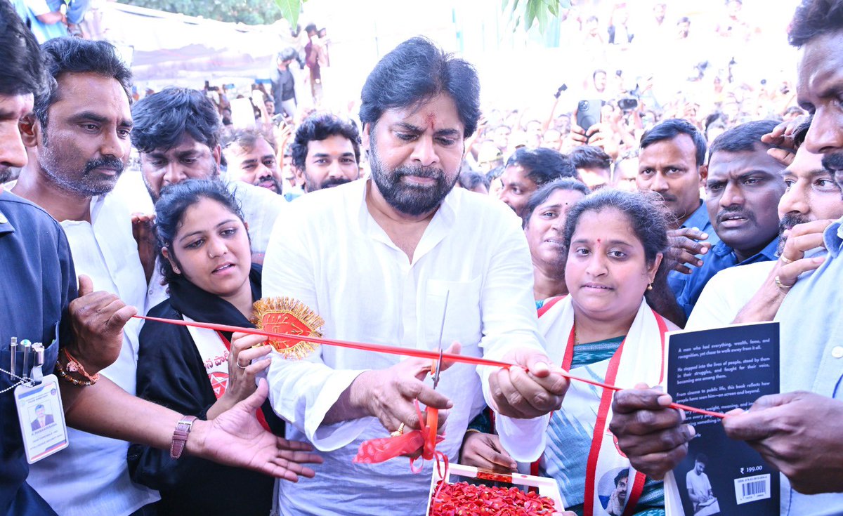 venupro's tweet photo. *జనసేన… ప్రజల పార్టీ* 

* ప్రజల సమస్యలే మన అజెండా కావాలి
* తెలంగాణ ఆకాంక్షలు, ఆశలు తీరేలా పని చేద్దాం 
* దేశ సమగ్రత, సమైక్యతకే మొదటి ప్రాధాన్యం
* తెలంగాణ స్ఫూర్తిని పూర్తిగా అర్ధం చేసుకున్నవాడిని 
* కేరళం, తమిళనాడు, కర్ణాటకలోనూ ఇప్పుడు జనసేన ప్రస్థానం మొదలైంది
* తెలంగాణలో ప్రజల సమస్యలు వినేలా జనవాణి నిర్వహణ 
* తెలంగాణ నుంచి పలువురు పార్టీలో చేరిక 
** తెలంగాణ రాష్ట్ర పార్టీ కార్యాలయాన్ని ప్రారంభించిన అనంతరం నాయకులతో ప్రత్యేకంగా మాట్లాడిన శ్రీ పవన్ కళ్యాణ్ గారు 

‘నేను తెలంగాణ ఆత్మను అర్ధం చేసుకున్నవాడిని. ఇక్కడి నేల, పోరాటం, త్యాగాలు అన్ని నాకు స్ఫూర్తినిచ్చాయి. తెలంగాణలో కులరహితంగా యువత సాగించే హక్కుల పోరాటాలు ఎంతో విలువైనవి. ఇది పోరాటాల నేల.. ధన్యభూమి. తెలంగాణ గడ్డ నుంచే జనసేన ప్రస్థానం మొదలైంది. దేశ సమగ్రతను కాపాడుతూ, తెలంగాణ ఆకాంక్షలు, ఆశలు ప్రతిఫలించేలా, ప్రతిబింబించేలా సిద్ధాంతపరమైన భావజాలంతో తెలంగాణలో జనసేన పార్టీ తన రాజకీయ ప్రయాణాన్ని వేగవంతం చేస్తుంద’ని ఆంధ్రప్రదేశ్ ఉప ముఖ్యమంత్రివర్యులు, జనసేన పార్టీ అధ్యక్షులు శ్రీ పవన్ కళ్యాణ్ గారు పేర్కొన్నారు. జనసేన పార్టీ తెలంగాణ రాష్ట్ర కార్యాలయాన్ని శుక్రవారం సాయంత్రం హైదరాబాద్ లోని మణికొండ ప్రాంతంలో శ్రీ పవన్ కళ్యాణ్ గారు ప్రారంభించారు. తెలంగాణ పార్టీ నాయకుల సమక్షంలో వేద పండితుల మంత్రోచ్ఛరణల మధ్య కొబ్బరికాయ కొట్టి కార్యాలయాన్ని ప్రారంభించారు. రిబ్బను కత్తిరించిన అనంతరం, ఈ సందర్భంగా పార్టీ కార్యాలయంలో పార్టీ నాయకులు, కొత్తగా పార్టీలో చేరిన వారి సమక్షంలో శ్రీ పవన్ కళ్యాణ్ గారు మాట్లాడారు. తెలంగాణలో పార్టీ ప్రయాణం ఎలా ముందుకు వెళ్లాలనే దానిపై దిశానిర్దేశం చేశారు. 
ఈ సందర్భంగా శ్రీ పవన్ కళ్యాణ్ గారు మాట్లాడుతూ ‘‘జనసేన పార్టీ సిద్దాంతాలు భావజాలాన్ని నమ్మి నాతో ఇంతకాలం ప్రయాణం చేసిన నాయకులు ఇక మీదట కీలక భూమిక పోషించాలి. కొత్తగా వచ్చిన వారికి పార్టీ భావజాలం అర్ధం అయ్యేలా దిశానిర్దేశం చేయాలి. పార్టీ కోసం నిబద్ధతతో నిలబడిన తెలంగాణ జనసైనికులు, వీర మహిళలు, నాయకులే నా గుండె చప్పుడు. సైద్ధాంతిక భావజాలంతో ఇంతకాలం మనం ముందుకు నడిచాం. ఇప్పుడు దీన్ని ప్రజల్లోకి తీసుకెళ్లాలి. జనసేన పార్టీ… పీపుల్స్ పార్టీ అనే విషయం చాటి చెప్పాలి. 
•జనవాణి నిర్వహిద్దాం
రాజకీయాల్లో ప్రజల సమస్యలు వినే ఓపిక అవసరం. ఓ వ్యక్తి తన సమస్యను చెప్పుకోవడానికి మన దగ్గరకు వస్తున్నారంటే వారిని మొదట గౌరవించాలి. వారి సమస్యను సావధానంగా వినాలి. పరిష్కారాన్ని కనుగొనాలి. తెలంగాణలోనూ జనవాణి కార్యక్రమాన్ని నిర్వహించేలా ప్రణాళిక సిద్ధం చేయండి. అన్ని ప్రాంతాల్లోని ప్రజల సమస్యలను వినండి. మన దగ్గరకు వచ్చే వారి సమస్యలను పరిష్కరించేలా అధికారులు, ప్రజాప్రతినిధుల దృష్టికి తీసుకెళ్లండి. అప్పటికీ పరిష్కారం కాకుంటే ప్రజా ఉద్యమాలను ఎలా చేయాలో ఆలోచిద్దాం. మొదట ప్రజల సమస్యలను పూర్తిగా వినేందుకు ఓ వేదికను సిద్ధం చేయండి. అన్ని ప్రాంతాల్లోనూ ఇది బలంగా పనిచేసేలా చూడండి. 
•పోరాటంతోపాటు ఐకమత్యమూ అవసరం
సమస్యలపై పోరాటం ఒక్కటే రాజకీయాల్లో పనికిరాదు. మనల్ని నమ్మి వచ్చిన ప్రతి ఒక్కరినీ పట్టించుకోవాలి. కమ్యూనికేషన్ అనేది చాలా ముఖ్యం. ఎవరు ఎక్కువ, తక్కువ అనే బేధం లేకుండా ఐకమత్యంగా ముందుకు వెళ్లడం పార్టీకి చాలా అవసరం. పార్టీ సిద్ధాంతాలను నమ్మి పార్టీలోకి వచ్చే యువతరాన్ని ఎట్టి పరిస్థితుల్లో నిర్లక్ష్యం చేయవద్దు. వారికి సముచిత స్థానం కల్పించాల్సిన అవసరం ఉంది. తెలంగాణ ప్రజా పోరాటాల్లో బలమైన ముద్రను వేయాల్సిన అవసరం ఉంది. తెలంగాణ ప్రాంతం భారతదేశానికే గుండెకాయలాంటిది. ఉక్కు మనిషి సర్దార్ వల్లభాయ్ పటేల్ గారి ఆలోచనలతో హైదరాబాద్ లో అయిదు రోజులపాటు పోలీస్ యాక్షన్ జరిగింది.. ఈనాడు ఇంత సుందరమైన ప్రాంతం భారతావని సిగలో కలికితురాయిగా మెరుస్తోంది. ఇలాంటి ప్రాంతం గురించి, ఇక్కడి ప్రజల గురించి పార్టీ నాయకులు ప్రాణం పెట్టి పోరాడాల్సిన అవసరం ఉంది. తెలంగాణ పోరాట స్ఫూర్తి దేశానికే ఆదర్శం కావాలి.  (1/2)