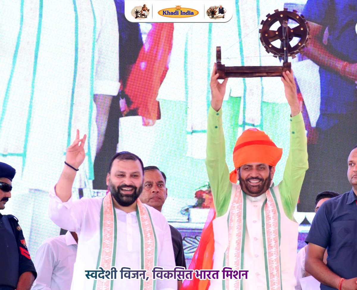 ManojGoelBJP's tweet photo. यशस्वी प्रधानमंत्री श्री @narendramodi जी के आत्मनिर्भर भारत एवं विकसित भारत के संकल्प को धरातल पर उतारने में खादी विकास योजना, ग्रामोद्योग विकास योजना तथा प्रधानमंत्री रोजगार सृजन कार्यक्रम (PMEGP) गांव-गांव में रोजगार, स्वाभिमान और आत्मनिर्भरता की नई ज्योति जला रहे हैं।

इसी संकल्प को आगे बढ़ाते हुए हरियाणा के सिवानी में आयोजित “खादी रोजगार उत्सव” में मुख्य अतिथि के रूप में पधारे माननीय मुख्यमंत्री श्री @NayabSainiBJP जी ने लाभार्थियों से आत्मीय संवाद किया। इस अवसर पर कारीगरों को 3,645 आधुनिक मशीनें एवं टूलकिट वितरित किए गए, जो उनके कौशल, उत्पादकता, गुणवत्ता और आय में वृद्धि का सशक्त माध्यम बनेंगे।

₹1.87 लाख करोड़ के ऐतिहासिक व्यापार का कीर्तिमान स्थापित करने के बाद खादी एवं ग्रामोद्योग अब ₹2.51 लाख करोड़ के नए लक्ष्य की ओर दृढ़ता से अग्रसर है। सिवानी का यह ऐतिहासिक आयोजन आत्मनिर्भर भारत के निर्माण की दिशा में एक महत्वपूर्ण मील का पत्थर सिद्ध होगा।

#KhadiMakingHistory #Kvic #Khadi 
#KhadiIndia #Bhiwani #Haryana #AtmanirbharBharat #ViksitBharat 
#modikakhadiyug #12YearsOfSeva 
#ChairmanKvic #ManojGoelBJP