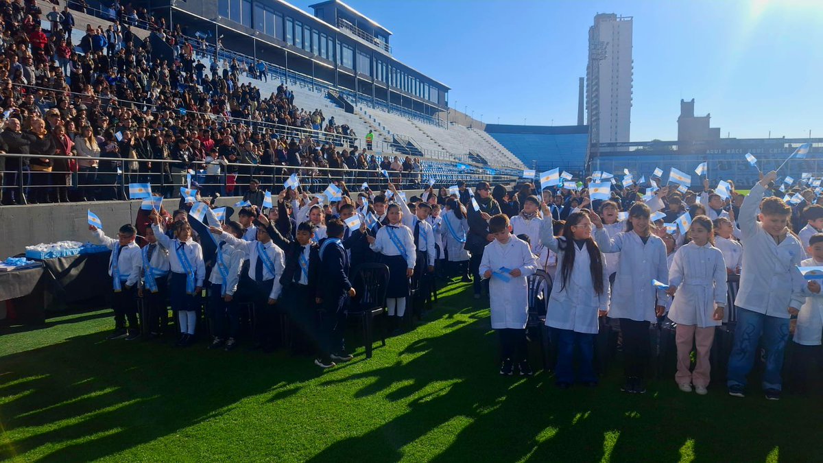 leoguevara80's tweet photo. #AHORA #Cordoba 250 alumnos de cuarto grado de todas las escuelas de barrio Alberdi "prometen" a la bandera en el centro de la cancha de Belgrano y brillan los colores celeste y blanco. Movil @radiomitrecba. https://t.co/6DvWUjNdor