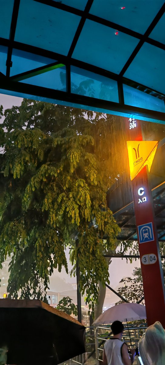 0sFv6IBuULdvIMP's tweet photo. Bus stop vibes on a rainy afternoon—every raindrop’s a little story. https://t.co/R9KOtAqPpD