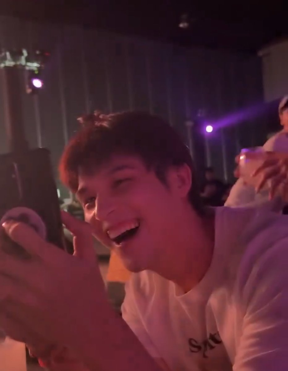 whiteedog_'s tweet photo. พี่ย้ง มาดูลูกหน่อย ตีนก็เหยียบยังให้ถือป้ายโปรโมท จะบ้ากวะ5535353553555535 พี่ย้งส่งออกหมาเด็ก พี่ถารับจบ5355353535353555355535 https://t.co/hKuiu2DjRs