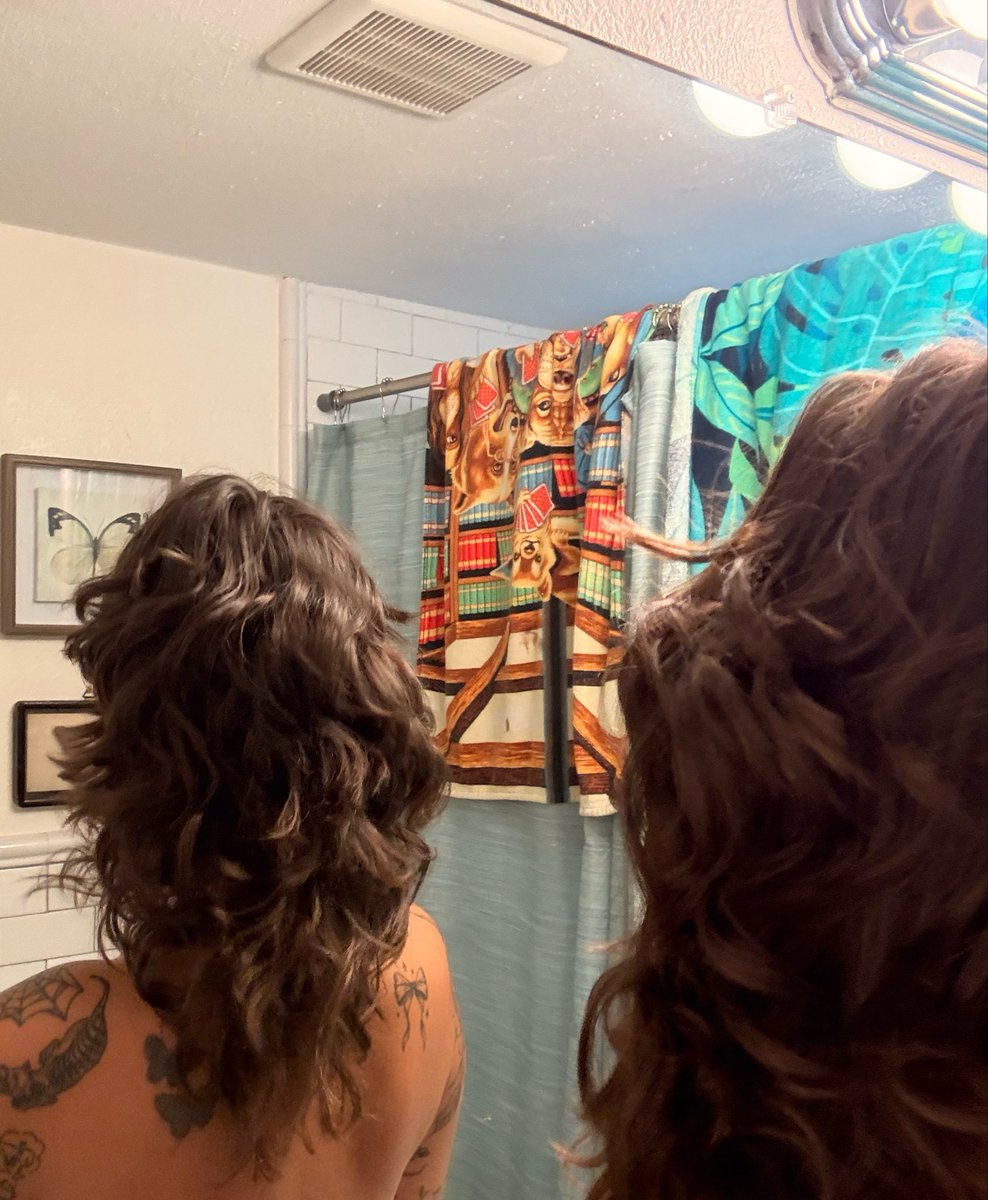 justsumsexygirl's tweet photo. can we get a moment for the bed head that lays perfectly across my back and face thank yewwwww https://t.co/aUMOE6Anqw