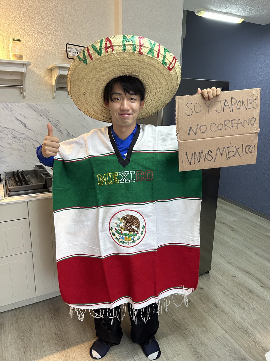 hakuraku8969's tweet photo. メキシコ対韓国戦がある影響で、前日からずっと「Coreano!(韓国人)」と呼ばれていたので、

「韓国人じゃなくて日本人です
¡Vamos México!」

という即席プラカードを持ってメキシコシティのファンフェスティバルへ。

結構ウケて、取材されたり胴上げされたりしました https://t.co/QnHdmEiwee