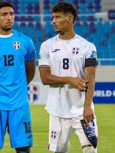LEOVING's tweet photo. Perdóname, pero discúlpame, como decía Freddy de Betty La Fea.

Seré Breve:  “SI USTED NO JUEGA PARA MI SELECCIÓN @sedofutbol AUNQUE USTED TENGA SANGRE DOMINICANA Y SEA DE AQUÍ, USTED A MÍ NO ME REPRESENTA.

Me quedo con estos.

Los del proceso.  Muy agradecido. 🇩🇴👏🏻👏🏻 https://t.co/qpPgvjaALo