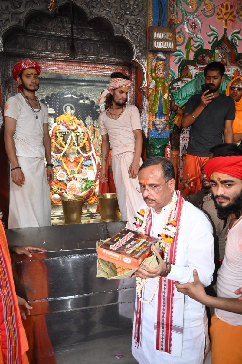 drdineshbjp's tweet photo. पवित्र अयोध्या धाम में हनुमान गढ़ी में संकटमोचन श्री हनुमान जी के दर्शन कर जगत कल्याण की कामना की। जय श्री राम, जय हनुमान!

@narendramodi @NitinNabin @AmitShah @blsanthosh @myogiadityanath @idharampalsingh @mppchaudhary @pmoindia @BJP4India @BJP4UP https://t.co/guJSRe38Zu