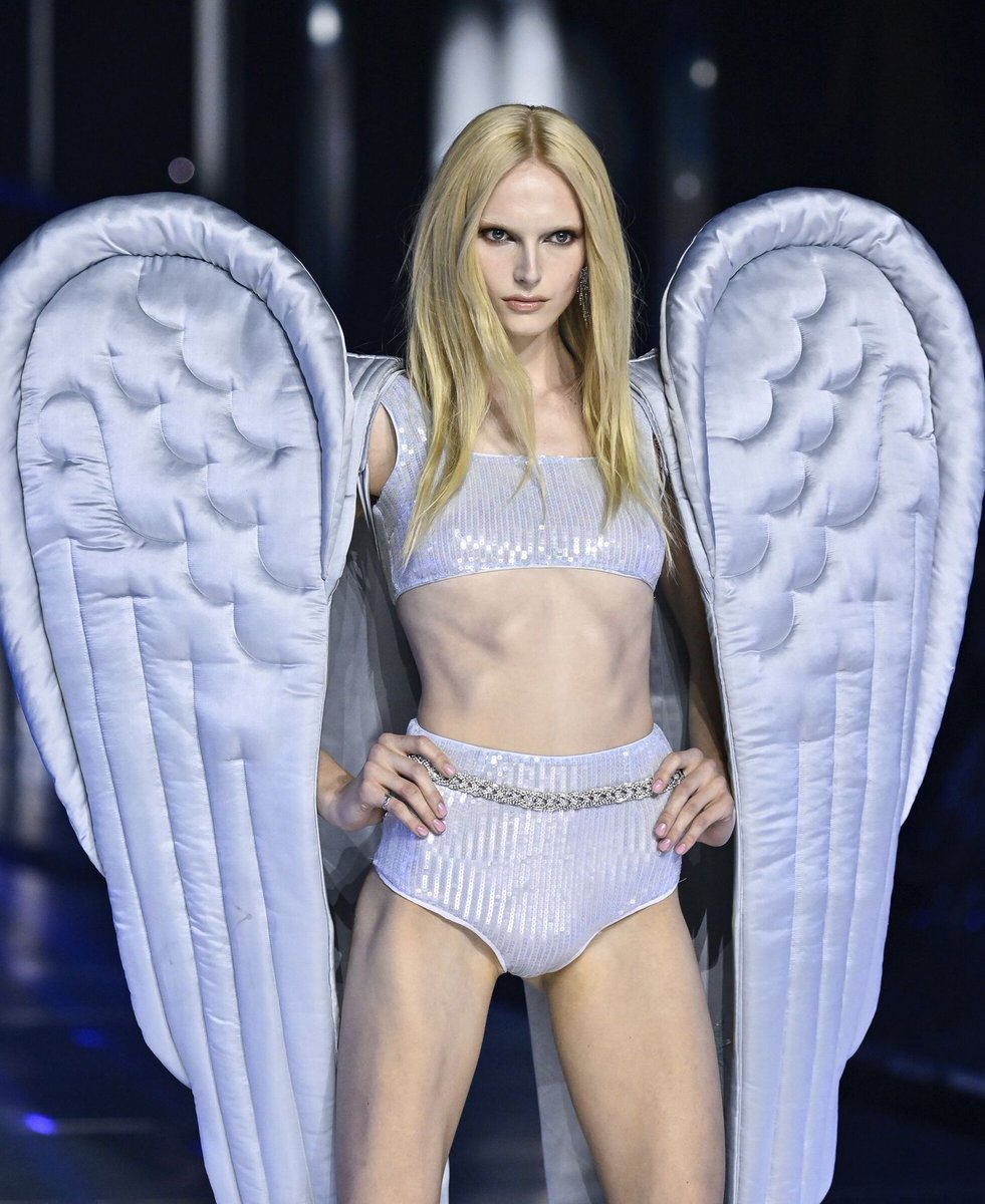 LaLeonaZoraya's tweet photo. @Terfs_R I've said this for a long time. The gay male designers hate the female body. Alex Consani is not attractive, walks strangely, and is anorexic with gigantic male pelvic bones. And he's a top model who won model of the year. How is this selling to women? https://t.co/TwKefVFHEP