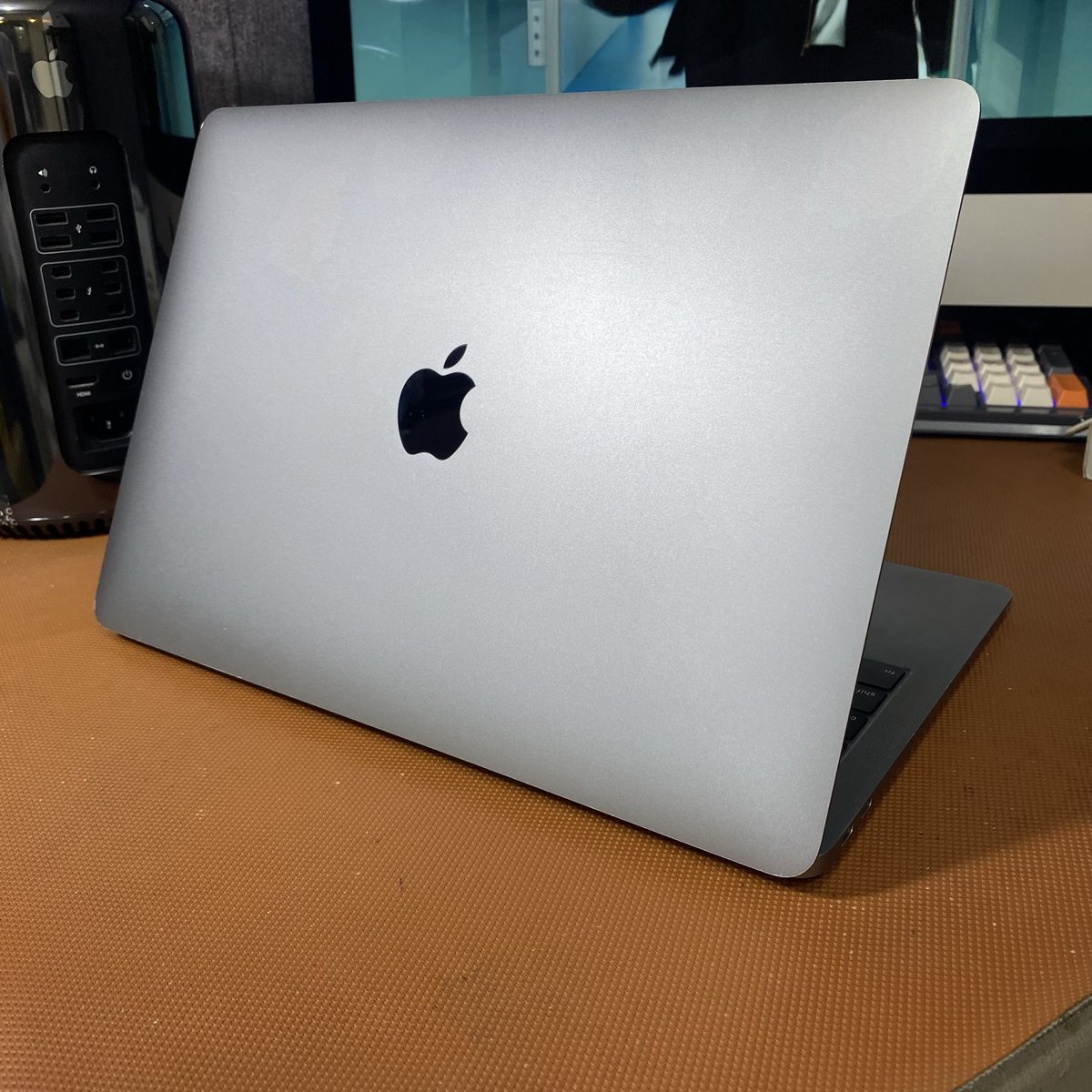 ApesStoreID's tweet photo. #WTS
Jual Macbook Air Retina 13inch 2019 Gray 8/256gb, kondisi 90% mulus dent halus diframe lcd, batery CC 929 service recommended, fungsi normal, LCD Normal, kelengkapan unit, charger, ada box ori tapi bukan bawaan. Harga Rp 4,5jt
bisa kirim2, COD area Jakarta atau langsung cek unit ke Toko di ITC Kuningan, lantai 3 blok D9 No 7 Jaksel