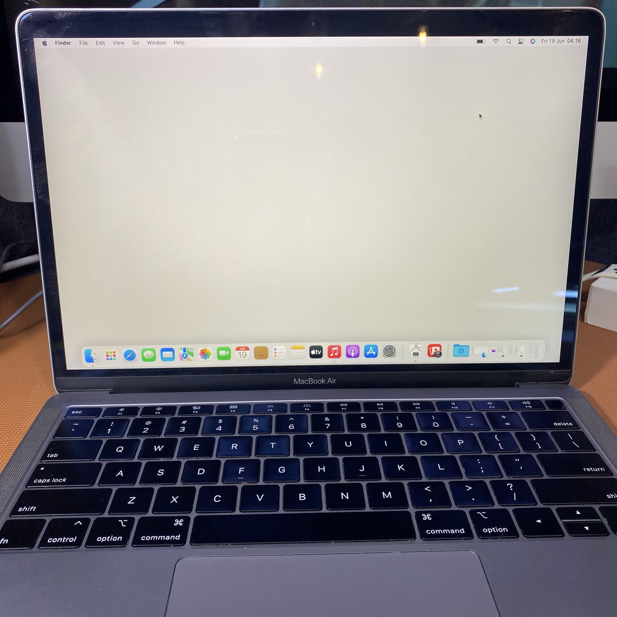 ApesStoreID's tweet photo. #WTS
Jual Macbook Air Retina 13inch 2019 Gray 8/256gb, kondisi 90% mulus dent halus diframe lcd, batery CC 929 service recommended, fungsi normal, LCD Normal, kelengkapan unit, charger, ada box ori tapi bukan bawaan. Harga Rp 4,5jt
bisa kirim2, COD area Jakarta atau langsung cek unit ke Toko di ITC Kuningan, lantai 3 blok D9 No 7 Jaksel
