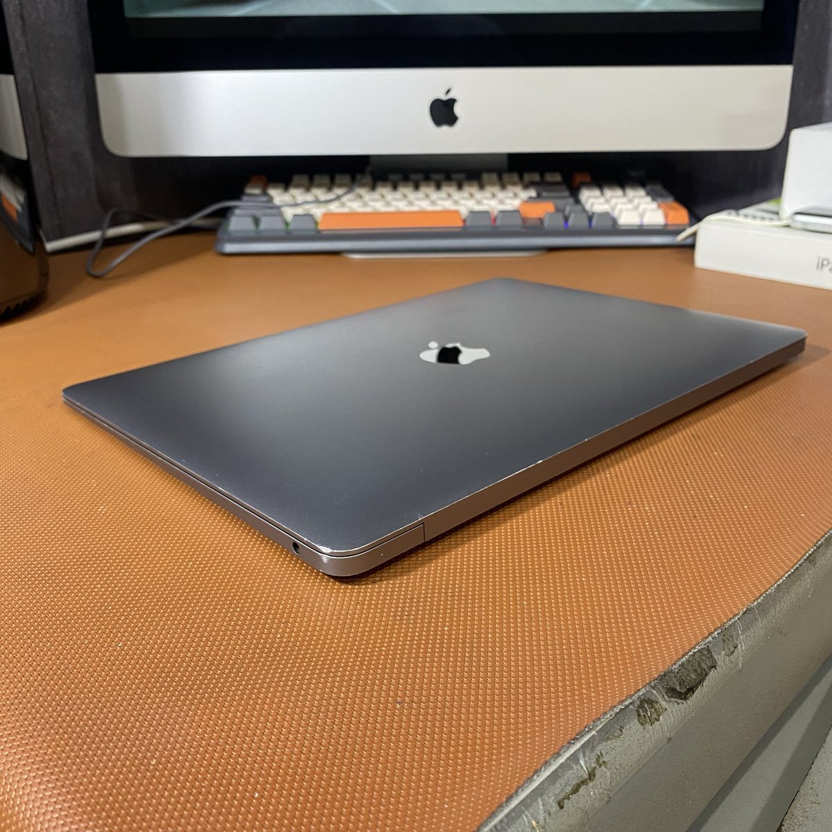 ApesStoreID's tweet photo. sudut2 Macbook https://t.co/whX3IJTwOc