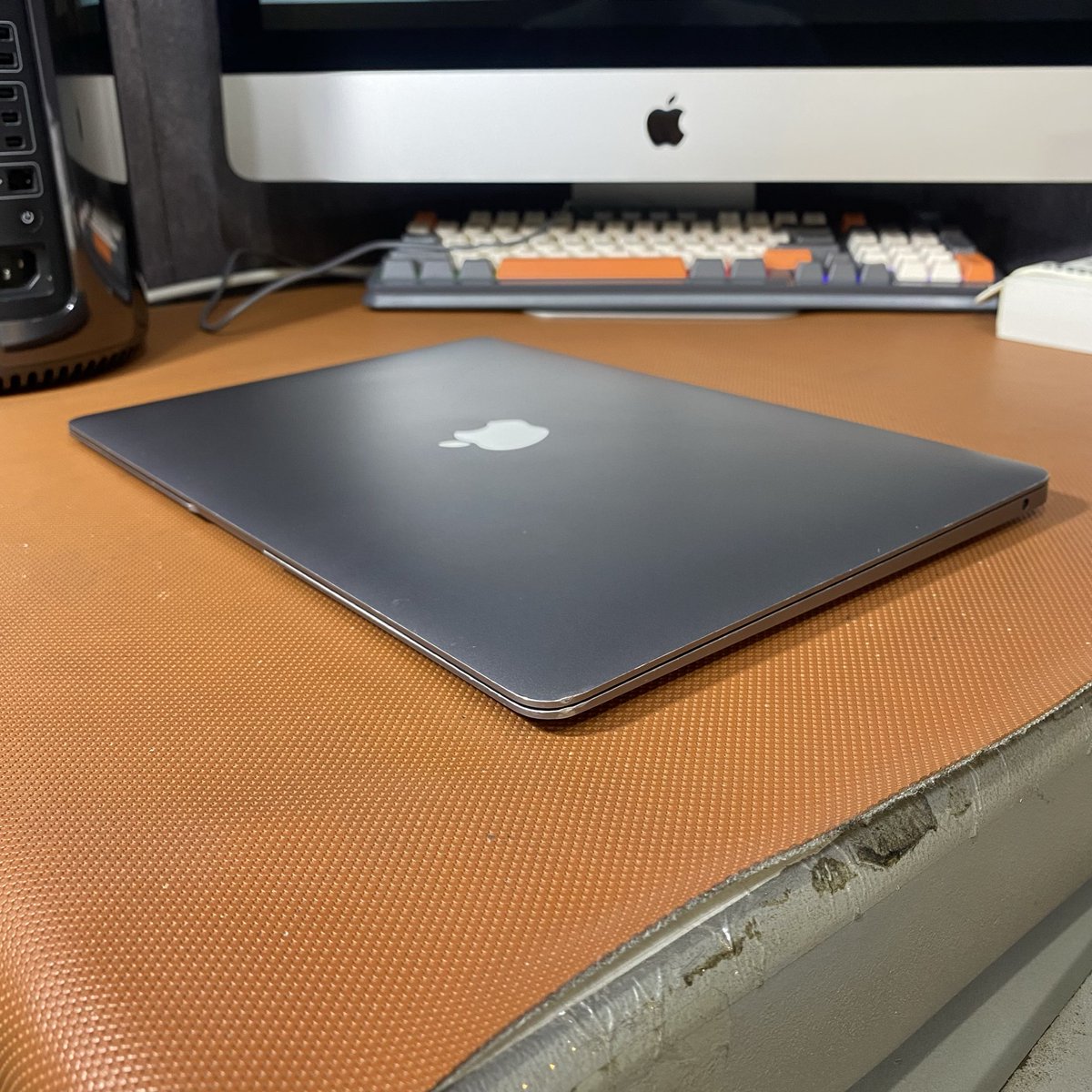 ApesStoreID's tweet photo. sudut2 Macbook https://t.co/whX3IJTwOc
