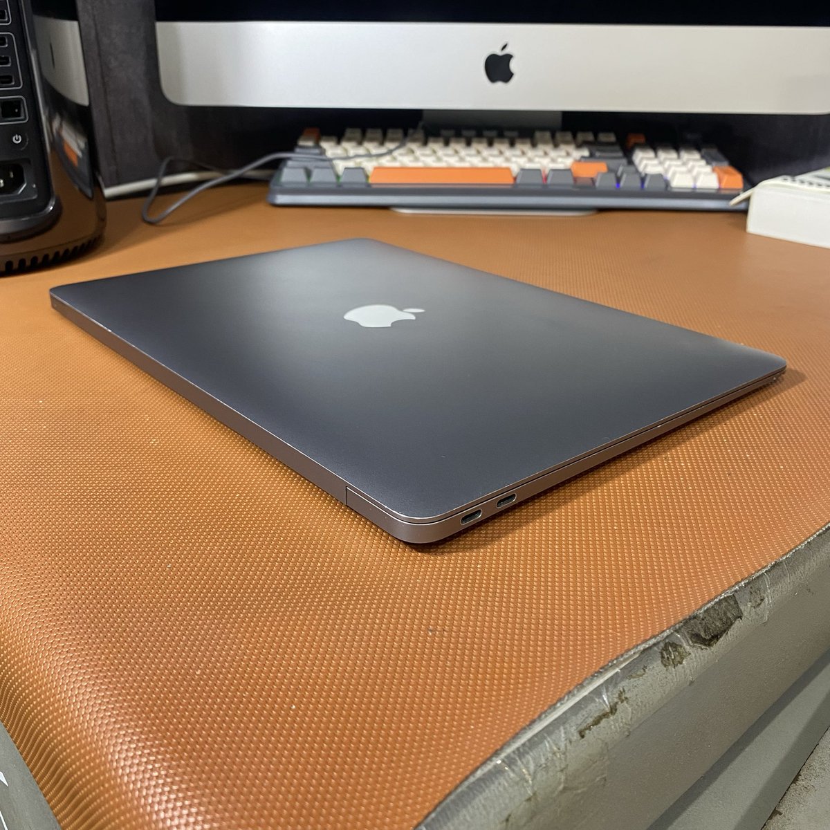 ApesStoreID's tweet photo. sudut2 Macbook https://t.co/whX3IJTwOc
