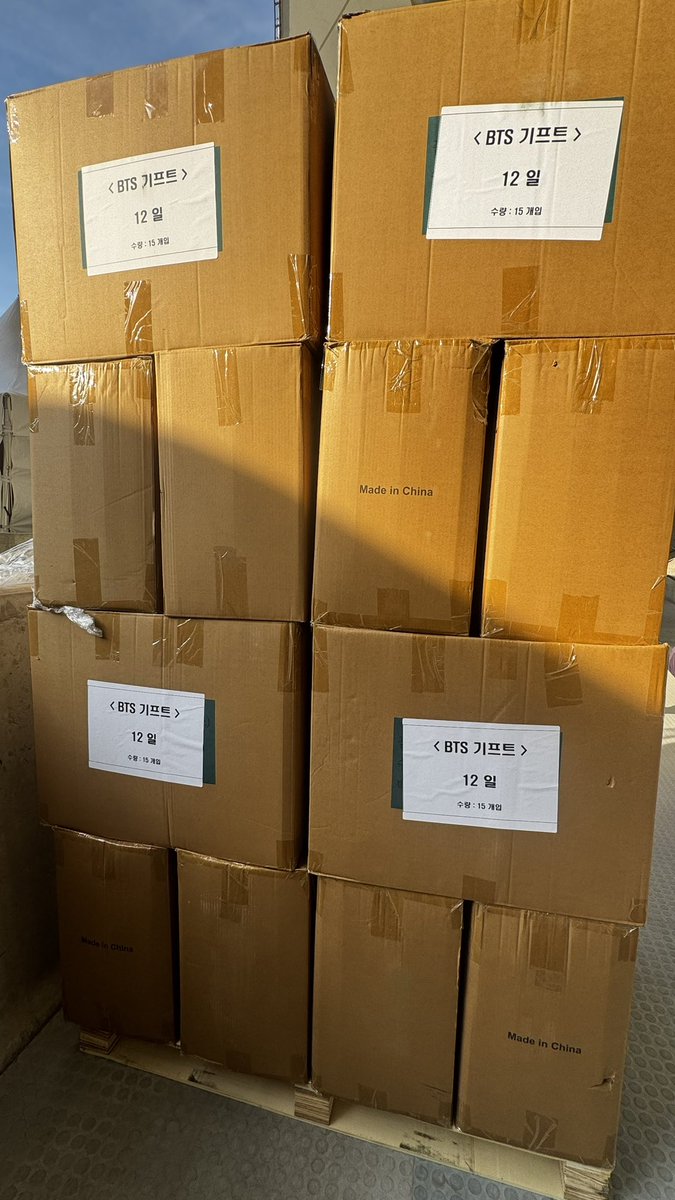 bbbbang7's tweet photo. 8 days later and im still giggley over a pic of boxes. https://t.co/wlibXmYkvG