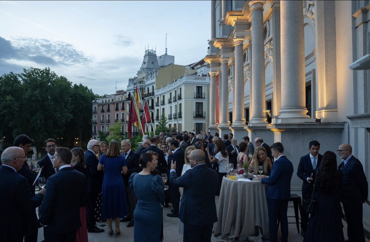 ConsorciZF's tweet photo. Felicitamos a @FundacionINCYDE por su 25º Aniversario impulsando el emprendimiento y la innovación en España. Nuestro presidente ejecutivo, @pere_navarro asistió ayer al acto de celebración en el @teatroreal 
Seguimos colaborando para fortalecer el talento, la digitalización y la industria 4.0 ¡Enhorabuena! 
#innovación #emprendimiento