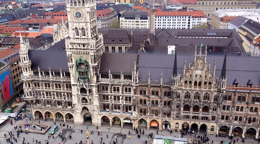 minni_master's tweet photo. @VanoeZoe @Morningbird_Asa That was the Rathaus-Glockenspiel, a clock tower in Munich, Germany which is where Santa was introduced https://t.co/mGgGDE8FBv