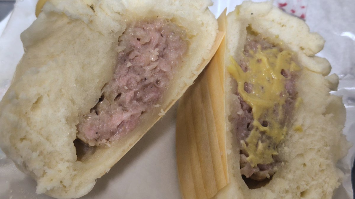 ffr526's tweet photo. 本日の労働終了、夕食は豚饅に
このお店秋葉原にあって
気になっていたので購入

なんとなく551に似ているなと
思ったら創業者の方が親族らしい

肉感はしっかり目、外の生地は時間がたってももちもちして美味しかった

ビールのお供によく合う感じ
ただ、今日はノンアル😓 https://t.co/QO6j0yIrFC