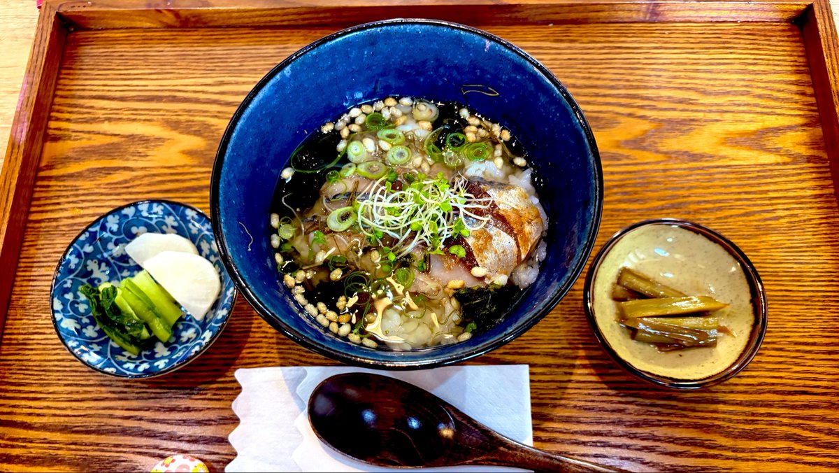 CS60colocolo's tweet photo. 蓼科の出張まえにモーニング🍚できるお店があって嬉しい😊しかもご飯があるのは珍しい❣️さらに注文後に出汁をとる凝った鯖茶漬け　見た目ボリューミーだとおもったらぺろり😋と食べれる優しい旨味があり食欲そそるのです　出張のお楽しみ♪ https://t.co/rSXshJJZdv