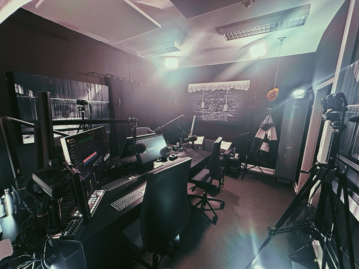 graukaue's tweet photo. Maschinengemachter Klimawandel in der #Graukaue 
Eine neue Wetterkühlmaschine kühlt und entfeuchtet nun die Wetter im Podcast-Studio, damit die Kumpel auch an heißen Sommertagen nicht das Gefühl haben, sich so nah am Erdkern zu befinden wie auf der untersten Sohle. #Bewetterung https://t.co/0Dyup42GMu
