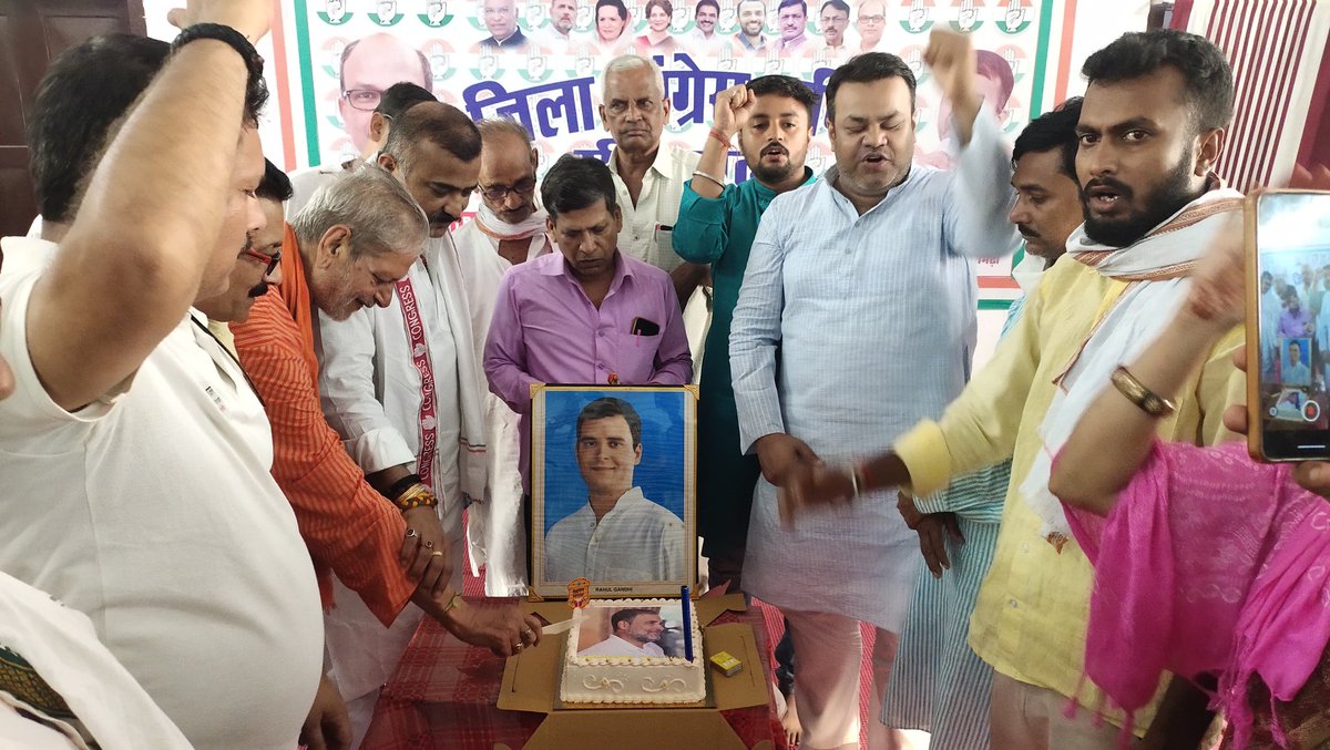 TunnaAmit's tweet photo. आज जिला कांग्रेस कार्यालय, ललित आश्रम, स��तामढ़ी में जननायक एवं लोकसभा में नेता प्रतिपक्ष आदरणीय @RahulGandhi जी का जन्मदिन हर्षोल्लास एवं उत्साहपूर्ण वातावरण में मनाया गया। इस अवसर पर कांग्रेसजनों ने केक काटकर उनके उत्तम स्वास्थ्य, दीर्घायु एवं देशहित में निरंतर जनसेवा के ⬇️ https://t.co/XO8b2jCp0l