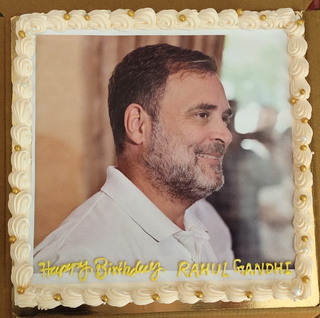 TunnaAmit's tweet photo. आज जिला कांग्रेस कार्यालय, ललित आश्रम, स��तामढ़ी में जननायक एवं लोकसभा में नेता प्रतिपक्ष आदरणीय @RahulGandhi जी का जन्मदिन हर्षोल्लास एवं उत्साहपूर्ण वातावरण में मनाया गया। इस अवसर पर कांग्रेसजनों ने केक काटकर उनके उत्तम स्वास्थ्य, दीर्घायु एवं देशहित में निरंतर जनसेवा के ⬇️ https://t.co/XO8b2jCp0l