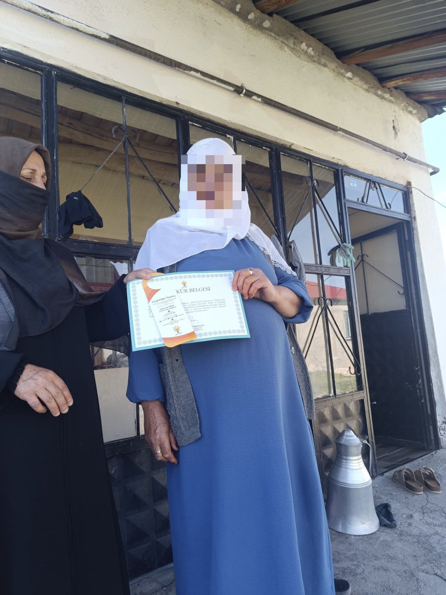 CldrnAkkadinlar's tweet photo. Beyazıt mahalemizde Cumhurbaşkanımız Genel Başkanımız Recep Tayip Erdoğan’ın göndermiş olduğu  Teşekür belgelerini üyelerimize taktim ettik @tugbaisikercan @AKKADINGM @akkadinvann @zerrin_alpaslan https://t.co/qQrn456vgU