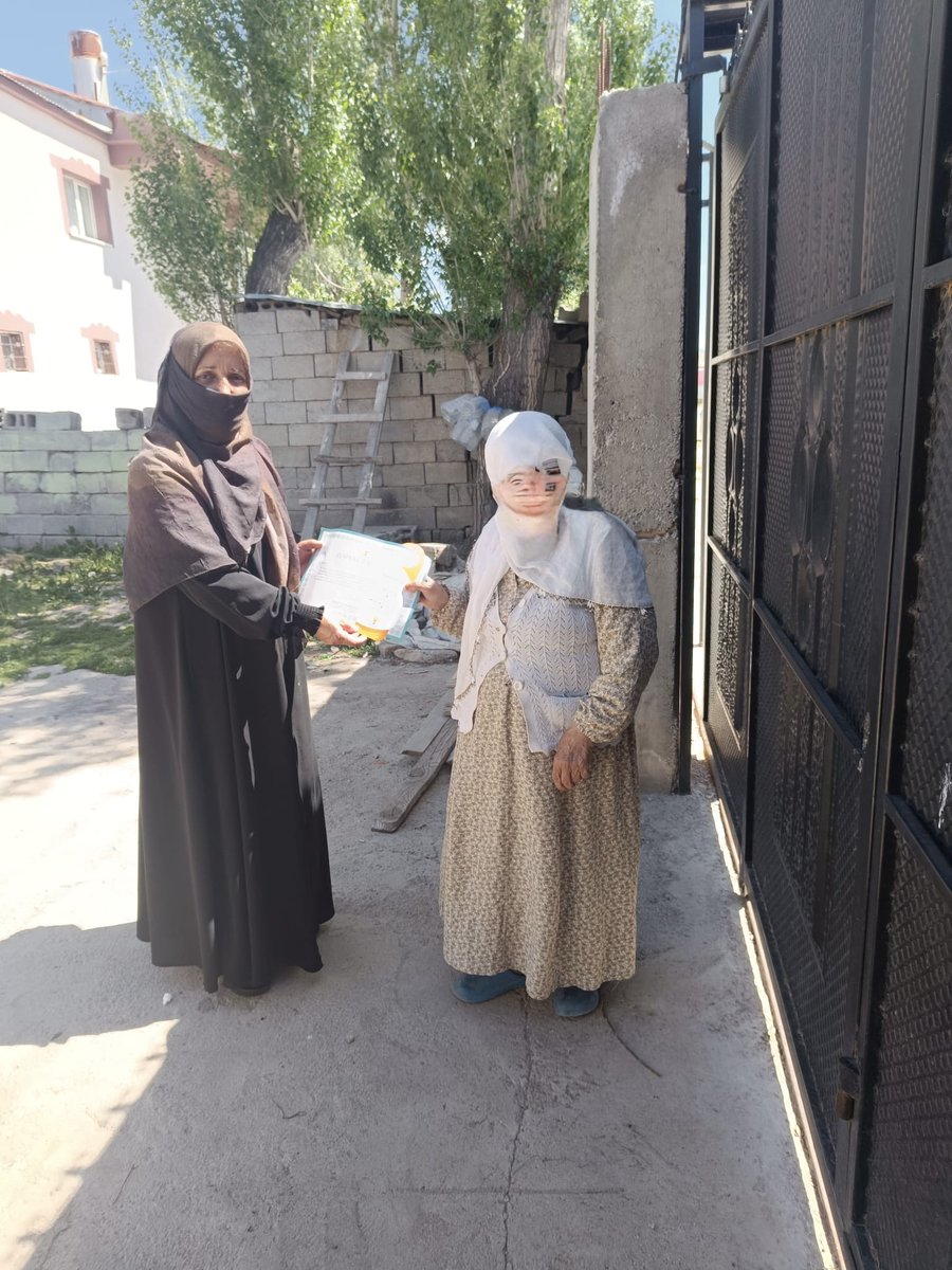 CldrnAkkadinlar's tweet photo. Beyazıt mahalemizde Cumhurbaşkanımız Genel Başkanımız Recep Tayip Erdoğan’ın göndermiş olduğu  Teşekür belgelerini üyelerimize taktim ettik @tugbaisikercan @AKKADINGM @akkadinvann @zerrin_alpaslan https://t.co/qQrn456vgU