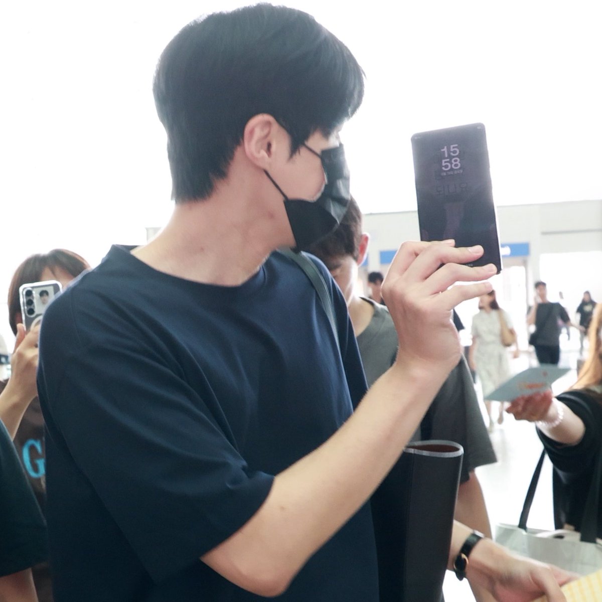 seonhourbaee's tweet photo. Seonho and younjung with matching wallpapers was definitely not on my bingo card https://t.co/2X0cNn2UIT