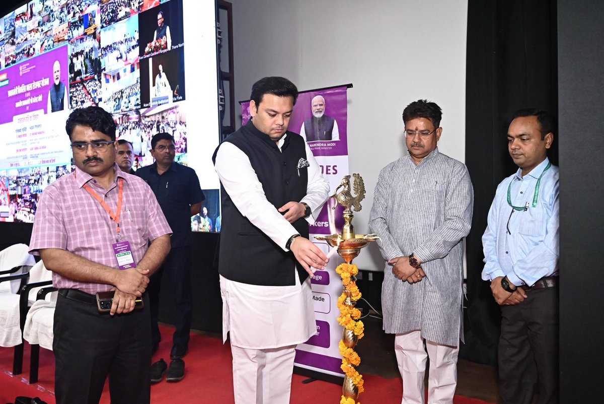 thisissanjubjp's tweet photo. युवा शक्ति को सशक्त बनाने का संकल्प

आज अलीगढ़ स्थित कल्याण सिंह हैबिटेट सेंटर में आयोजित 'प्रधानमंत्री विकसित भारत रोजगार योजना' (PM-VBRY) कार्यक्रम में सम्मिलित होकर आदरणीय प्रधानमंत्री श्री @narendramodi जी के विज्ञान भवन, नई दिल्ली से प्रसारित राष्ट्रीय संबोधन का साक्षी बनने का अवसर प्राप्त हुआ।

इस अवसर पर युवाओं को नियुक्ति पत्र एवं प्रोत्साहन राशि वितरित कर उनके उज्ज्वल भविष्य के लिए शुभकामनाएं दी। 'प्रधानमंत्री विकसित भारत रोजगार योजना' युवाओं के सपनों को नई उड़ान देने के साथ-साथ विकसित भारत के संकल्प को साकार करने की दिशा में एक सशक्त कदम है।

माननीय प्रधानमंत्री जी के दूरदर्शी नेतृत्व में रोजगार सृजन, कौशल विकास और उद्यमशीलता को निरंतर प्रोत्साहन मिल रहा है।