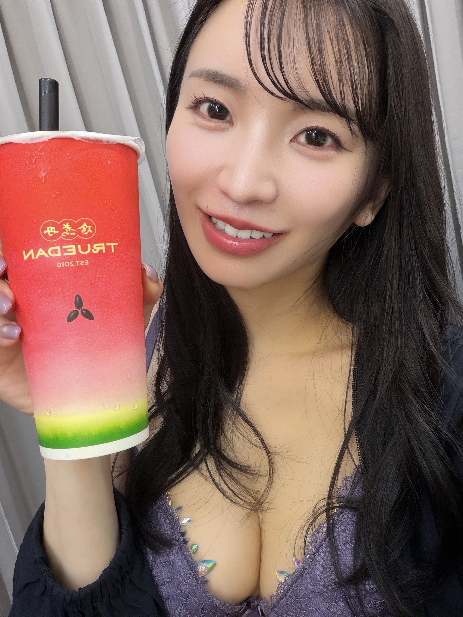 2 pic. 今日は台湾で撮影会をしています🇹🇼 タピオカおいしい〜🎶 ちなみに今日台湾はチマキを食べる祝日なんだって〜‼️ https://t.co/gRM46ESrnC
