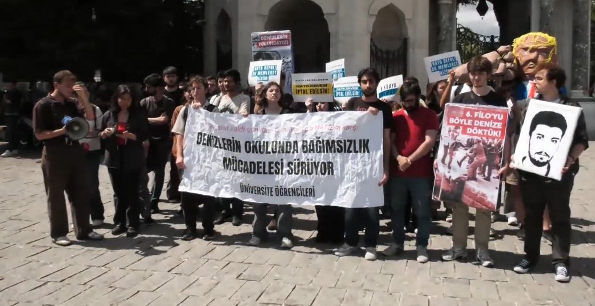ehp_iu's tweet photo. 📍İstanbul Üniversitesi

NATO'nun savaş politikalarına, baskılara, gözaltılara ve tutuklamalara karşı sıra arkadaşlarımızla bir araya geldik.

Baskılarla bizi yıldırabilecekleri sananlar yanılıyor. Gençlik susmadı, susmayacak.

NATO'ya ve emperyalizme karşı mücadelemiz sürüyor. https://t.co/gOjEUY8t6S