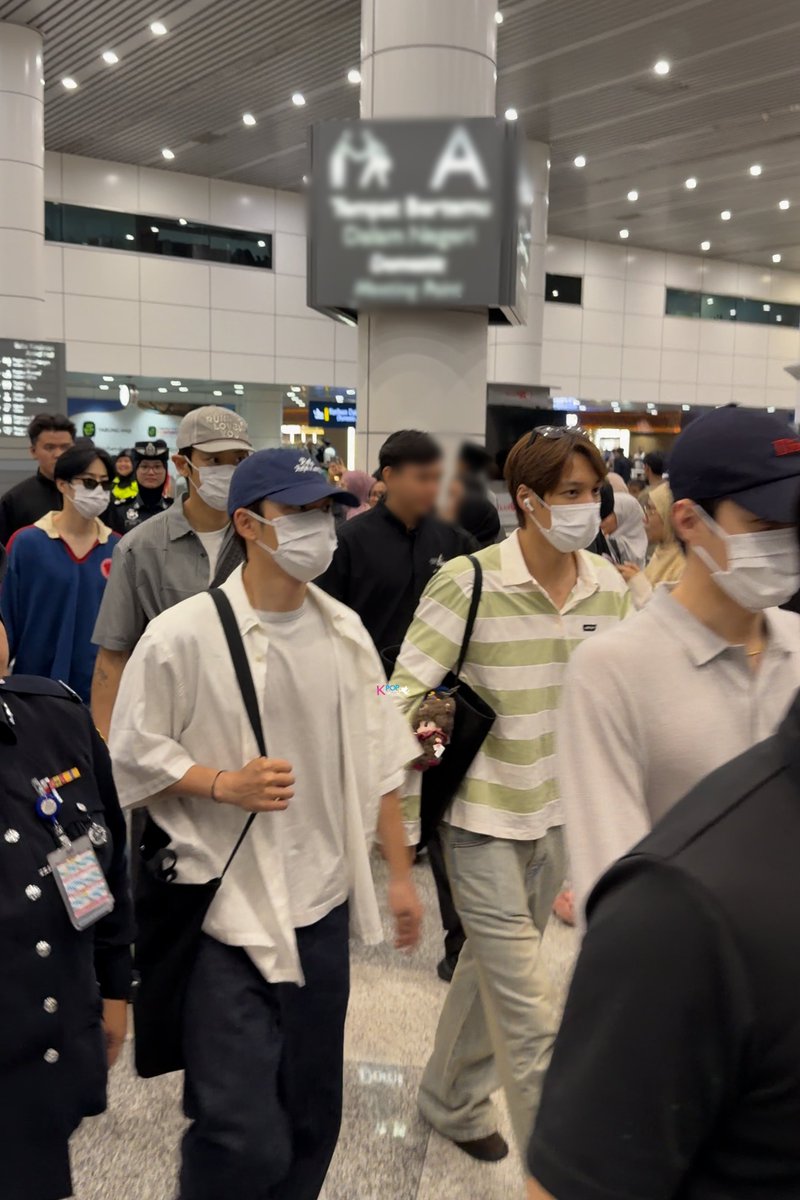 MyKpopHuntress's tweet photo. 260619 EXO @ KLIA 🇲🇾

Selamat.. kembali.. abe.. abekuuuu hueeee 😭😭😭😭😭

#EXO #EXOinMY #EXOinKL #EXOBalikKampungWeyy https://t.co/VT1YfVVjKL