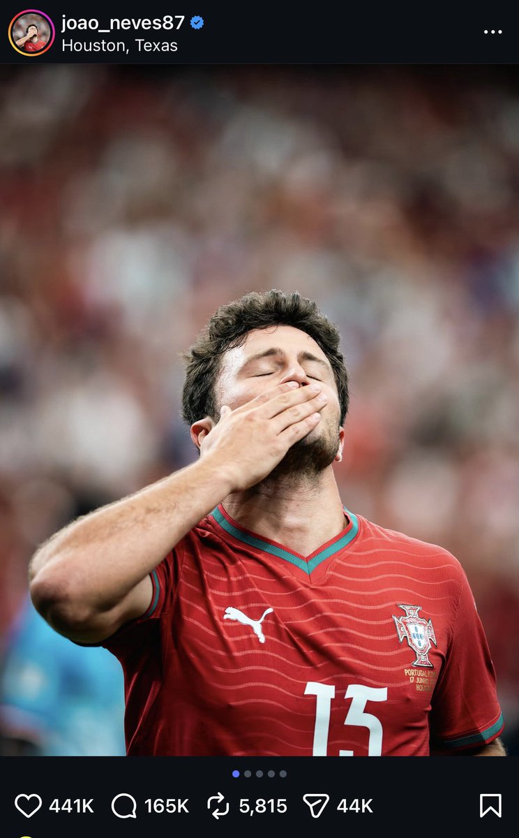 3m__s's tweet photo. مستغرب اللي يصير برونالدو مع المنتخب اللاعبين يتعمدوا يتجاهلوه وتصاريح مستفزه ويقللوا منه ؟!

رونالدو هو من صنع قيمة البرتغال كروياً ماكان احد يعرفها ابداً احترموا التاريخ ياصغار !

هجوم قوي على حسابات لاعبين البرتغال من انحاء العالم يطالبوا باحترام رونالدو https://t.co/HVTKK4882n
