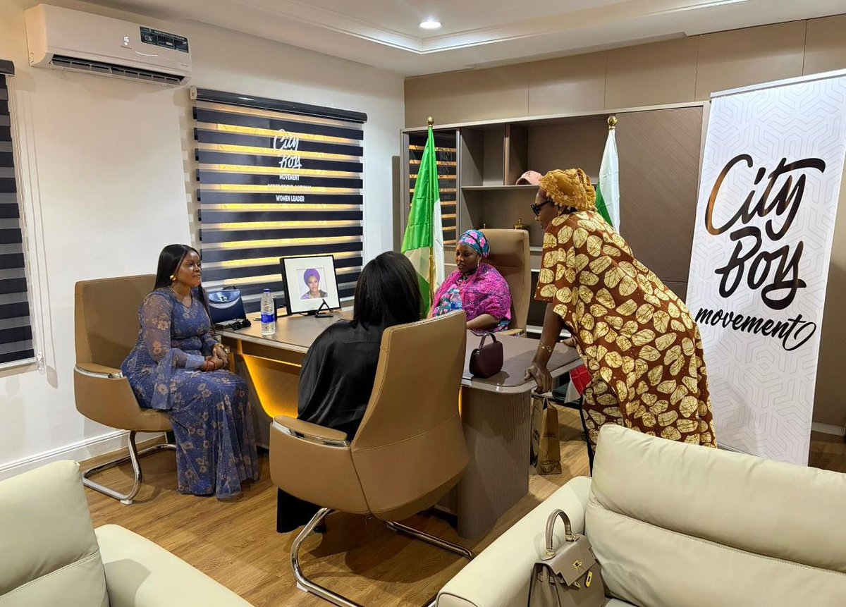 usirupdate's tweet photo. H.E. Ummusalma Isyaka Rabiu, the National Women Leader of the City Boy Movement (CBM), together with some female members of the organization, held a meeting at her office in Abuja on Thursday evening.

During the meeting, important issues concerning women’s development, https://t.co/j9gOSS3QaP
