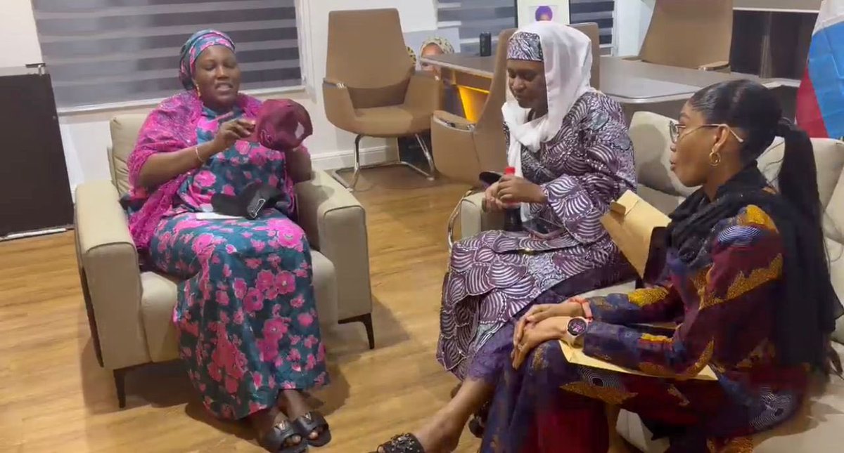usirupdate's tweet photo. H.E. Ummusalma Isyaka Rabiu, the National Women Leader of the City Boy Movement (CBM), together with some female members of the organization, held a meeting at her office in Abuja on Thursday evening.

During the meeting, important issues concerning women’s development, https://t.co/j9gOSS3QaP